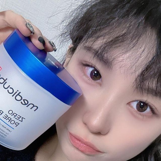 윤정 | hush on Instagram: "#광고 #메디큐브제로모공패드 @medicube_korea 🌐모공하면 가장 먼저 떠오르는 1등 모공패드 ( 1등 모공패드 강조/ 각주표기 *젬페이스 스킨케어/패드 부분 1위) 🌐누적판