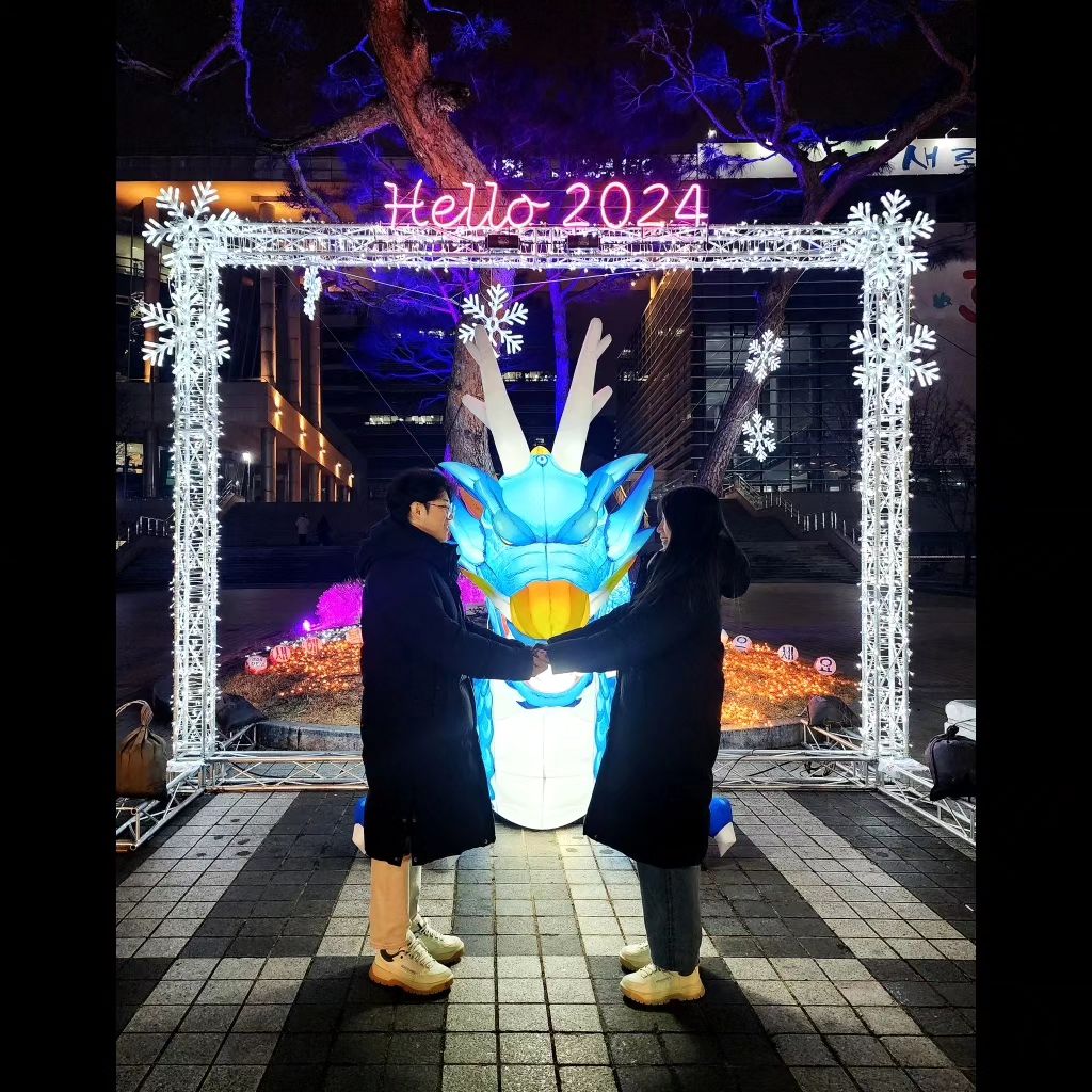 Happy New Year ❤️
울오빠가 사준 커플신발과 롱패딩을 입고(자랑ㅎ) 작년과 같은곳 같은 포즈로 2023년은 행복하게 마무리❤️ !! 줄서서 받은 풍선은 받자마자 삼십분도 안되서 헬륨가스를 다 먹어버리곻ㅎㅎ신났당
2024년도 잘 부탁해 은성이최고얍 짱짱사랑해🫶🫶!
그리고..나히는 드디어 오빠랑같은 삼십대가 되었다.. 아재라고 놀리지말껄ㅎ 나도 서른이 되는구나😳 
징글징글하게도 안가던 시간이 다 지나고 보니 호다닥 지나가 있었고.. ㅎㅎ 23년은 공부한다고 정신없이 바쁘고 힘들었는데 24년도 비슷하겠네 ʘ̥﹏ʘ 2024년도 다들 화이팅٩(*•̀ᴗ•́*)و

#오빠랑 #2023년 #마무리 #happy #happynewyear #반가워 #2024 #드디어 #서른 #삼십대 #안녕 #행복 #일상 #새해 #화이팅 #love #lovestory #럽스타그램 #천안 #익산 #매주만나는 #사랑꾼 #사랑해 #데스티니 #2024년도화이팅❤️