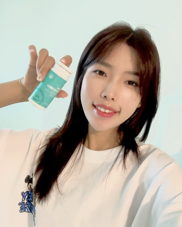 #광고 메디트리에서 보내주신 meditree.official 
구강유산균 포켓치카 ᜊ 

저 처럼 매일 커피를 달고 살거나, 담배;;술 때문에 
입안이 텁텁하고 냄새가 신경 쓰이는 분들에게 강추드려요_@ 

구강유산균뿐만 아니라, 장 유산균까지 함유되어있어 
간편하게 챙겨 먹을 수 있어요!! 사이즈도 가방에 쏘옥 들어가서 
간편하게 들고 다니면서 챙겨드세요!! 

구강 유해균은 잠자기전 가장 많이... 빠르게 번식하기에 
잠 자기전에 먹는게 가장 베스트라고 합니다 ʚ(ȉˬȉ⁎)ɞ˒˒ 

애플민트맛이라 입안이 찝찝할 때 상쾌하게 먹을 수 있어요! 
유익균 정착을 위해서는 최소3개월은 섭취하는게 좋다고하니 
건강하게 구강건강을 지켜주세요ᜊ̆ ̆ ᶻ ᶻ ᶻ

#메디트리 #구강유산균 #포켓치카 #키즈유산균 #어린이유산균 #구강유산균추천 #데이트필수템 #직장인필수템 #커플 #연인 #입냄새 #구취