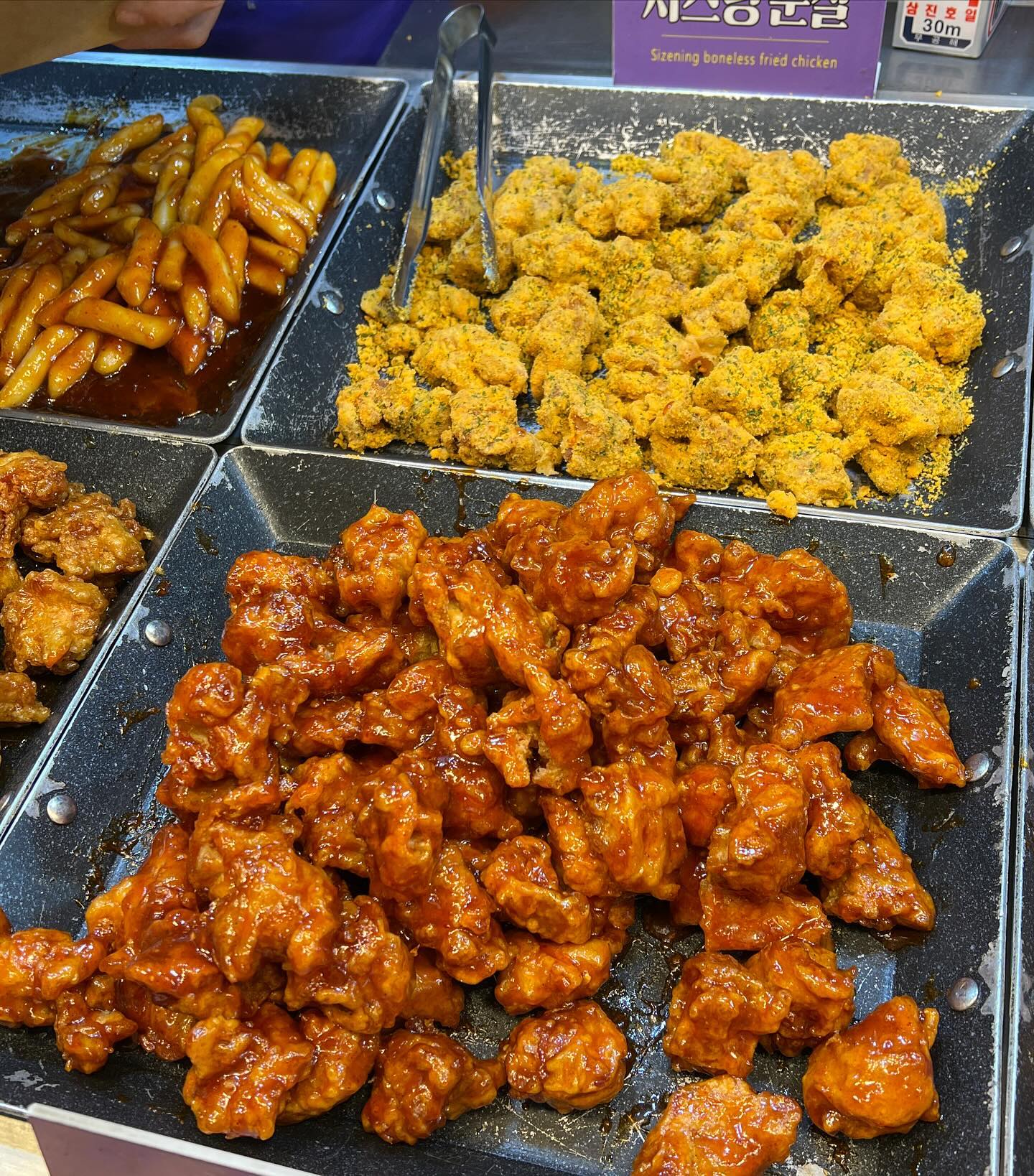제 기준 서울 탑티어 닭강정 맛집❤️‍🔥 *협찬

강원도에 만석닭강정이 있다면? 
서울엔 망원닭강정이다♥️

요기 닭강정도 다양한 맛으로 골라 먹을 수 있고
사장님도 너무 친절하셔서 기분 좋게 방문했어요!

닭강정 완전 푸짐하게 포장해주셔서 남은 강정은 냉장고에
보관했다가 먹었는데.. 아니 이거 식어도, 차가워도 맛있고
왜 다음날까지 빠삭한거죠...? 

닭강정 진짜 좋아하는데 요기 정말 강력 추천해요🔥
망원시장 내에서 뿐만 아니라 걍 서울에서 주디가 먹어본 중에
제일 맛있었어요..🫶🏻 맛도 다양해서 골라먹는 재미까지💕
저는 조만간 또 방문할래요❤️‍🔥❤️‍🔥

▪️망원닭강정 
▪️서울 마포구 망원로8길 21
▪️매일 11:00-21:30 매주 화요일 휴무