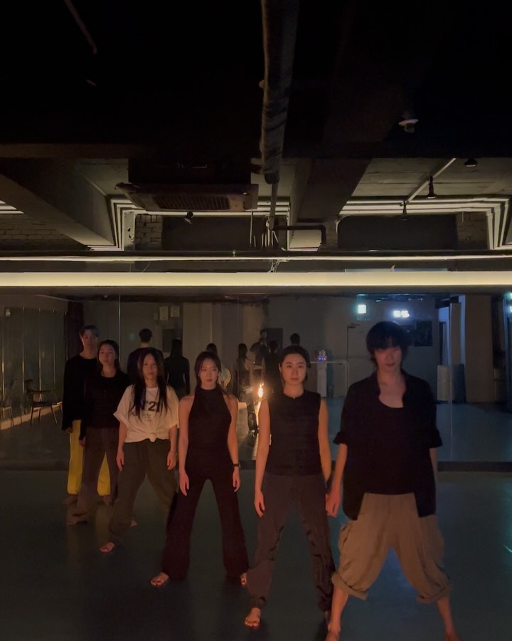 🖤
Movement workshop
사부작사부작
즉흥 움직임 어렵고도 재밌는
과정기록 

deepdive_lab 
deepmove.lab