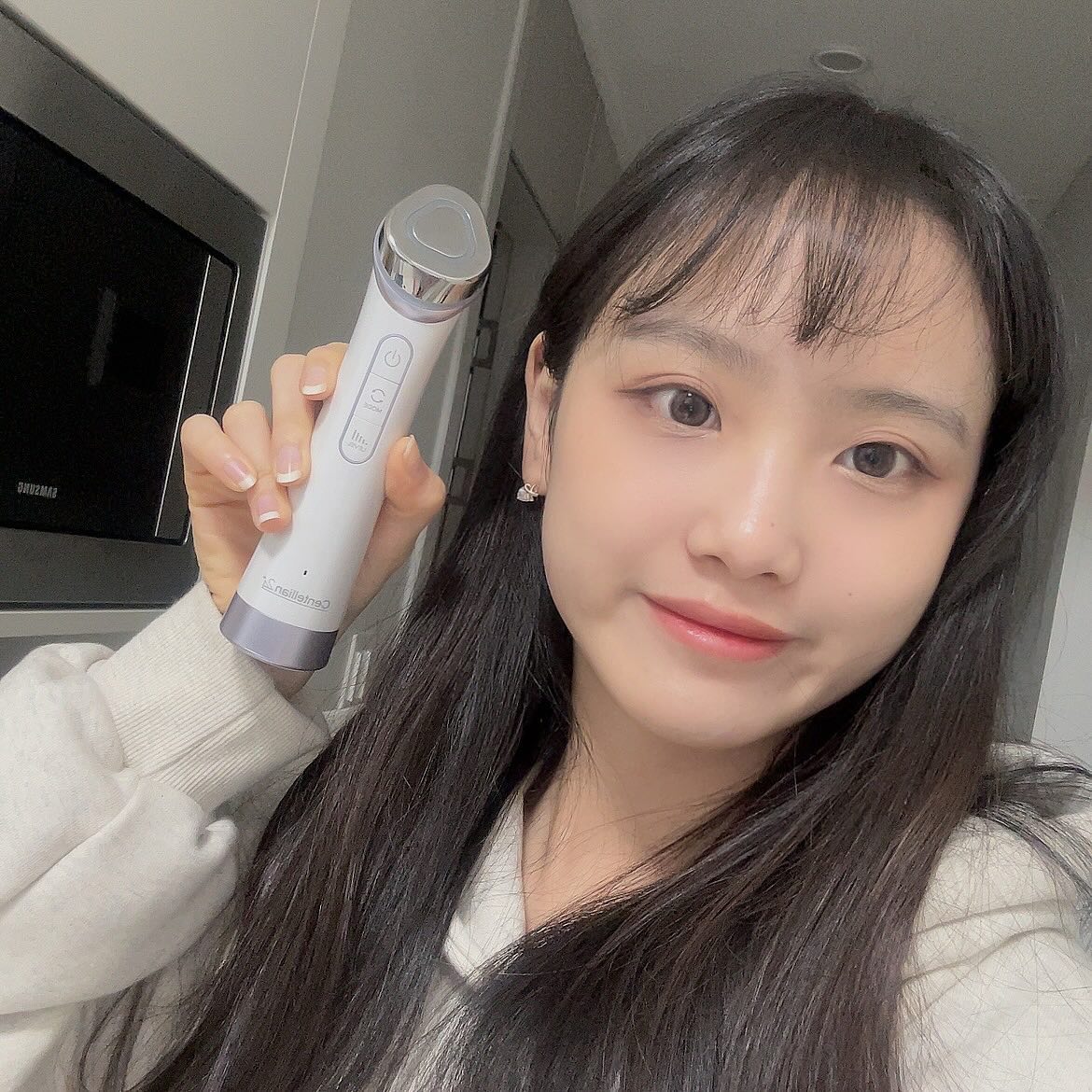 #협찬 [센텔리안24] 마데카 프라임
이 제품은 브라이트닝 모드, 흡수 모드, 탄력 모드가 다 있는 제품이에요. 요즘 피부 관리를 아주 신경 쓰고 이것저것 알아보다가 체험해보게 되었어요! 저는 항상 속건조가 심하고 피부가 푸석해 보이는 것이 아주 고민이었어요. 게다가 매일 엄청난 히터 바람과 추운 날시, 바람으로 피부 자극 되는 것도 아주 걱정이었답니다..ㅜㅜ
같이 사용하는 히알루론산 톡스 부스팅 앰플은 메마른 피부에 수분을 가득 채워 수분 채움 효과를 선사하는 보습 집중 케어를 해주며 흡수모드와 함께 쓰는 앰플이에요. 같이 사용하니 정말 피부가 촉촉해지는 기분이 들어 아주 만족하며 사용했답니다!
또한 이 제품은 기능적인 부분이 3가지가 있어요. 브라이트닝 모드,, 흡수모드, 탄력모드로 3가지 모드가 있어요. 효과/효능을 보면 10가지가 넘어 10in1으로 봐야해요! 브라이트닝 모드는 각질개선, 모공케어, 피부결 개선, 피부 투명도 개선의 효과가 있는데 정말 요즘 이 기능을 사용하고 나서 피부결이 좋아진 것이 느껴져 너무 만족했답니다! 
흡수모드는 손으로 바르는 것보다 3.3배 더 깊이 흡수되어 속건조에 더 효과가 있다고 느껴졌어요! 특허받은 EP기술로 단파장이 아닌 다중펄스 기술을 통해 화장품을 피부 깊숙이 골고루 흡수시켜주는 모드이기도 해요! (특허번호 제 10-1911789호) 
이 제품을 사용할 때는 눈가 & 인중 & 뒷목까지는 사용가능하지만 갑상선이 위치한 목 앞뿐은 사용 불가하다는 점 유의해야한답니다! 
꽤 커보이지만 112g으로 휴대폰보다 가볍고 휴대성이 조항 여행/외출 시 가지고 다니기 좋아요! 모드별로 5분 진행되어 간편하게 언제든 사용하기 좋답니다!
 #마데카프라임 #이보영마데카프라임 #센텔리안24마데카프라임 #뷰티디바이스 #얼굴마사지기기 #얼굴케어 #피부미용기기추천 #피부마사지기 #피부기기 #피부디바이스 #피부홈케어 #홈디바이스 #홈케어피부관리기 #동국제약마데카프라임 #물광피부