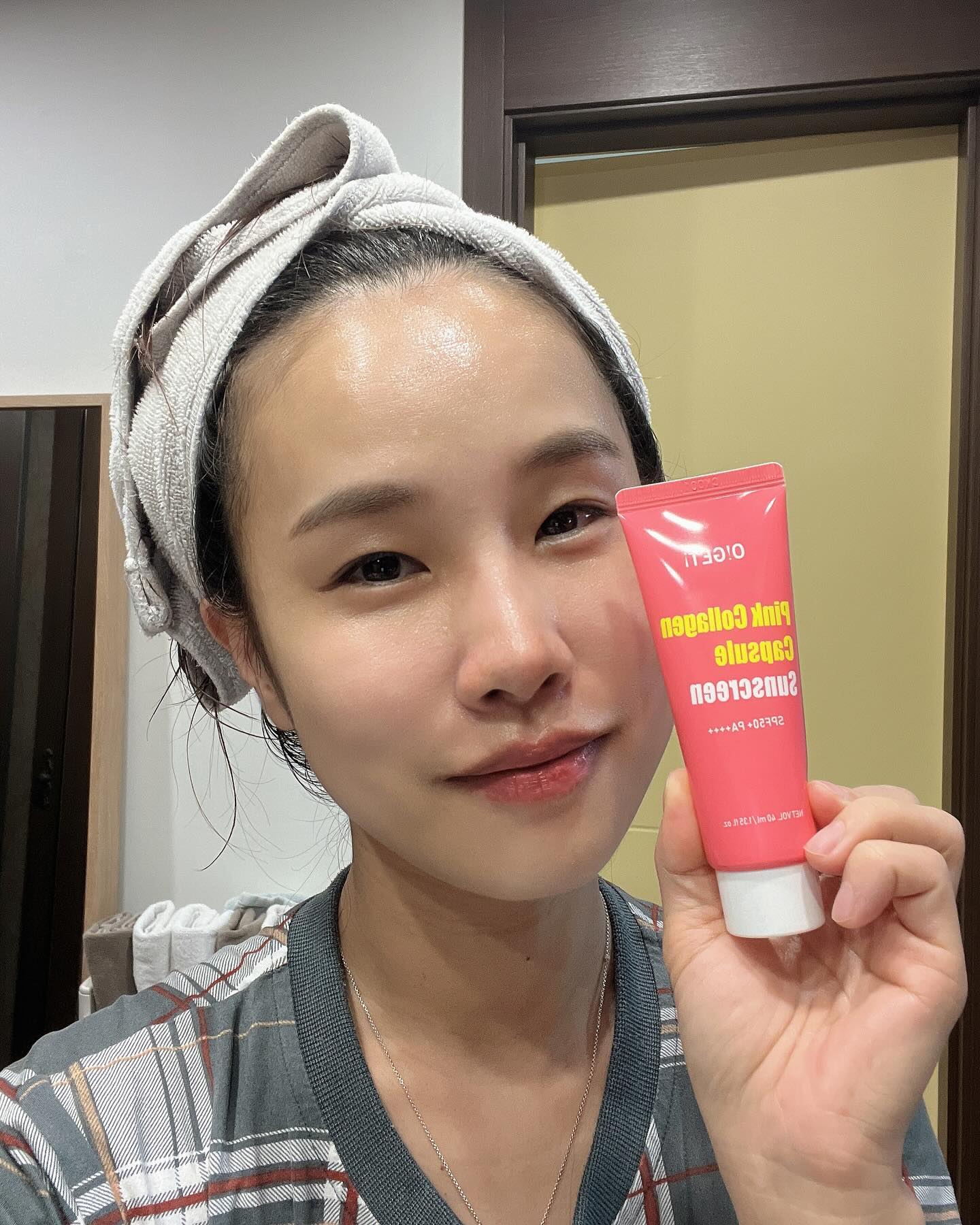 #협찬

오겟 핑크 콜라겐 캡슐 선스크린 

여름이 되니 선크림 정말 필수입니다.
근데 워낙 속건조가 심하다보니 일반 선크림으로도 속이 충분히 
촉촉해 지지 않아요 ㅠㅠ 

선크림만 사용하면 나중에 꼭 피부속이 찢어질거 같음 

이 오겟의 핑크 콜라겐 캡슐 선스크린은 
수분 에센스가 68%함유되어 끈적임도 백탁도 없이 촉촉하게 사용할수 있는 제품이예요 

거기다 실제로 사용하다 보니 자극도 없이 너무 좋더라구요 

제품 안에 캡슐같은데 있는데 캡슐이 톡톡 터지면서 
흡수가 촤르륵 되더라구요 

은은한 윤광에 자외선 차단은 필수 !! 

올여름에는 오겟 제품으로 자외선 차단 해야겠네요 ^^ 

#오겟 #핑크콜라겐 #캡슐선크림 #선크림추천 #선크림 #OGET #Kbeauty #협찬 #캐시리뷰 #캐시리뷰체험단