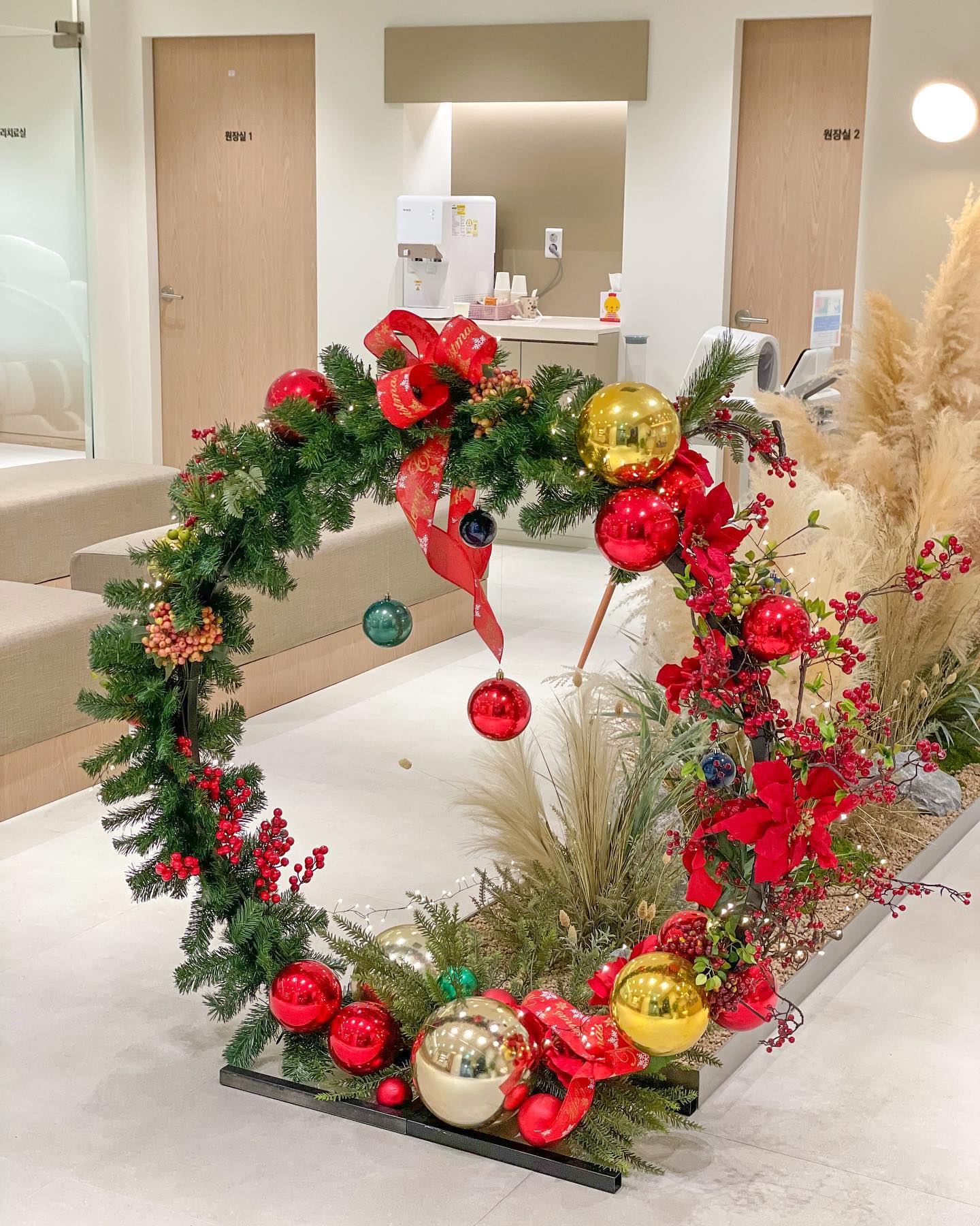 한의원에 찾아온 크리스마스🎄
날이 추워지니 보약 지어드시는 분들이 많네요!
게다가 연말/연시라 공진단 선물도 많이 하시구요
그래서 그런지 인친님들도
한약/공진단 문의 많이 하시더라구요
⠀
디엠은 확인이 늦어서 제가 프로필 하단에
링크 살짝 올려놓았오요,,!
혹시 궁금하신 분들은 링크로 문의주시면됩니다☺
⠀
남녀노소 가리지 않고 모두에게 좋은 '공진단'
저도 너무 힘들때 공복에 공진단 먹으면
힐링포션 먹은 기분이랄까요😂
⠀
인친님들은 올 연말준비 어떻게 하고계신가요?
올 한해는 저도 정말 바쁘게 보냈네요
마지막까지 행복한 일만 가득하세요🙌
⠀
⠀
⚡공진단 처방시 원장님 상담이 필요해요
⠀
⠀
#공진단
#연말선물
#연말선물추천
#부모님선물