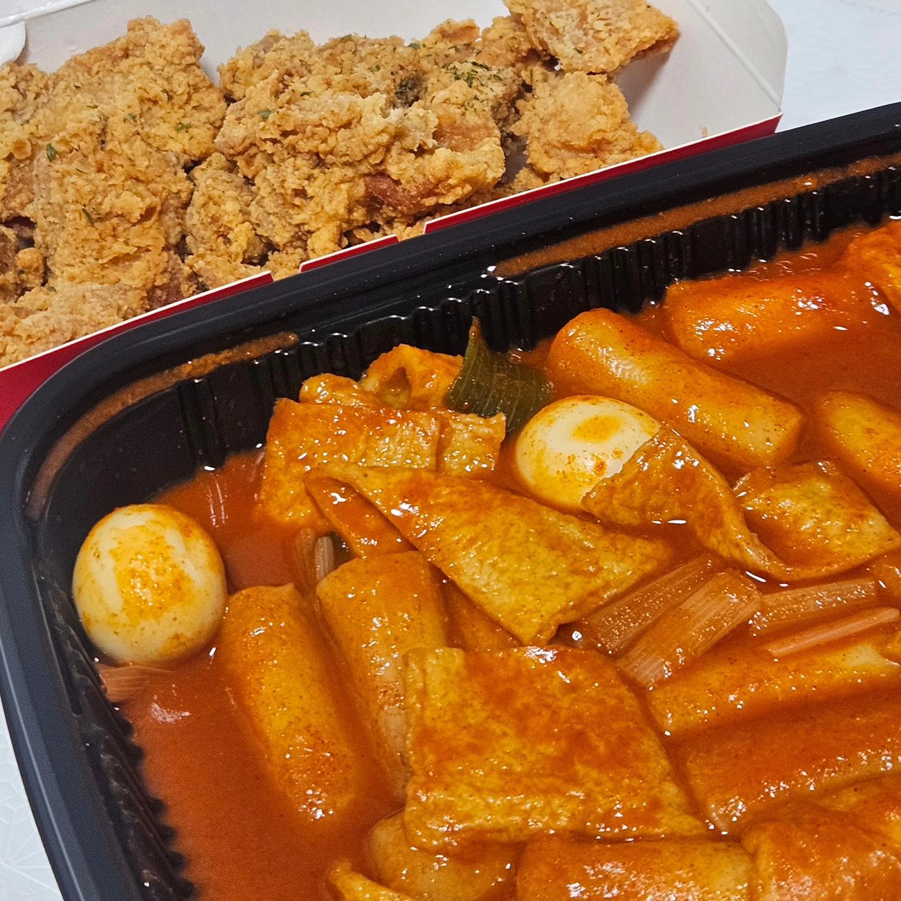 #걸작떡볶이 
-
걸작떡볶이&치킨 1인 세트로 주문‼️

맥주 생각날 때
떡볶이 & 치킨 킬러들은 걸작떡볶이 추천드려요~~

처음에 양 되게 많은 줄 알고 걱정했는데
ㅋㅋㅋㅋㅋ저에게는 아주 딱 좋았네요!!
(성인 남자정도 먹는 쏴람입니다욧ㅎㅎ)

시원한 맥주에 안주 딱💘💘

#혼술세트 #혼술안주 스을쩍 추천👍👍💫