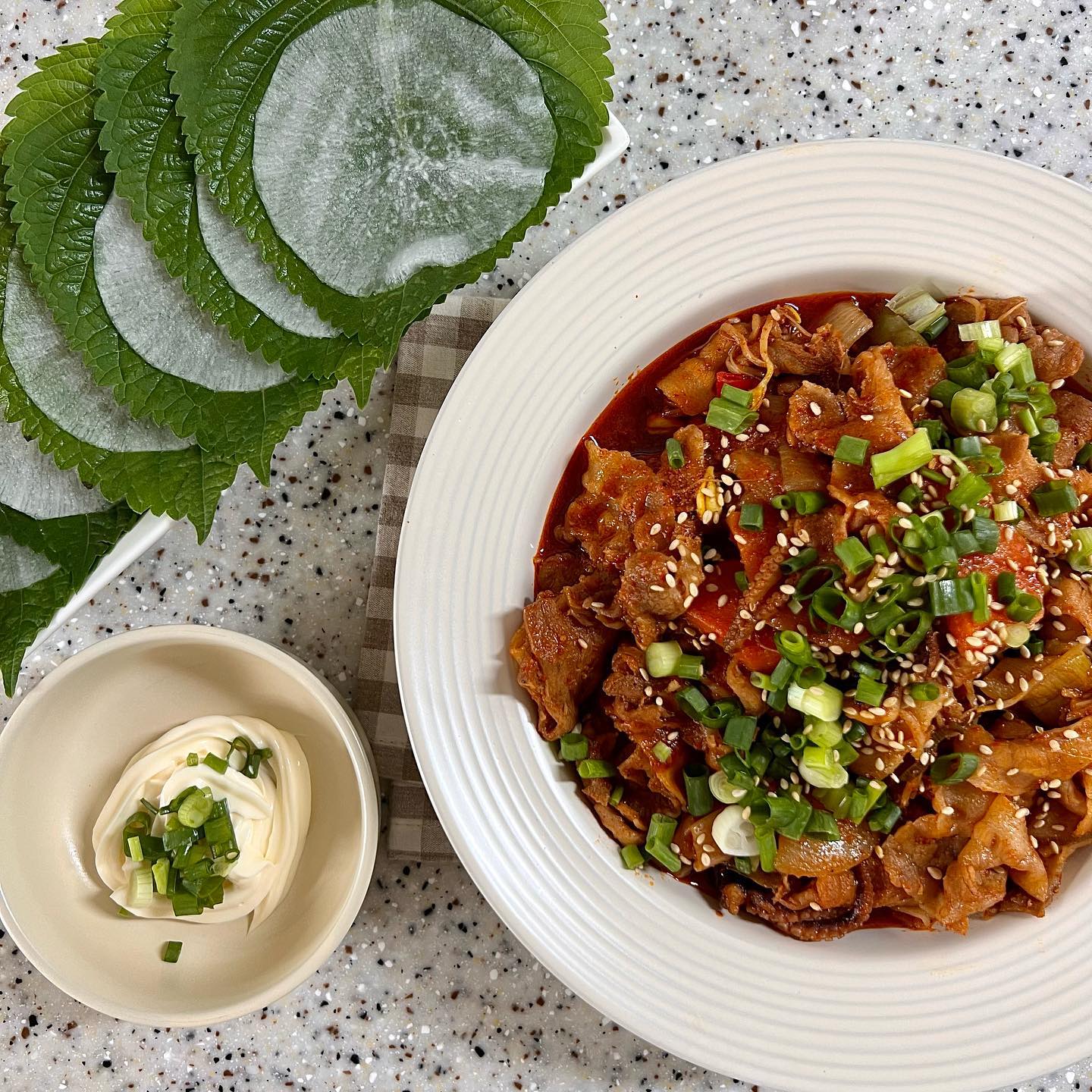 오늘은 쭈삼만들어서 먹기!
쭈꾸미 콩나물 삼겹살 조합은 
아무도 못 이기잖아요👩🏻‍🍳🤍

깻잎 무쌈도 곁들여서 먹으면
얼마나 맛있게요~?
울 남편님도 맛있어서
밥 한공기 순삭 했답니다! 🍚
청양고추 마요소스 찍어서 
무쌈에 싸먹으면 여기가 바로 천국🐙

📌쭈삼 레시피
☑️대패 삼겹살 넣고
☑️양파 당근 대파 청양고추 콩나물 재료 넣어주고
☑️고추장 꿀 매실액 고추가루 간장 설탕 후추 다진마늘 넣어서 양념장 만들어주고 
☑️양념장 넣어서 콩나물 숨 죽을때 까지 볶아 주다가 
☑️쭈꾸미 넣어서 더 볶아 주면 완성👩🏻‍🍳