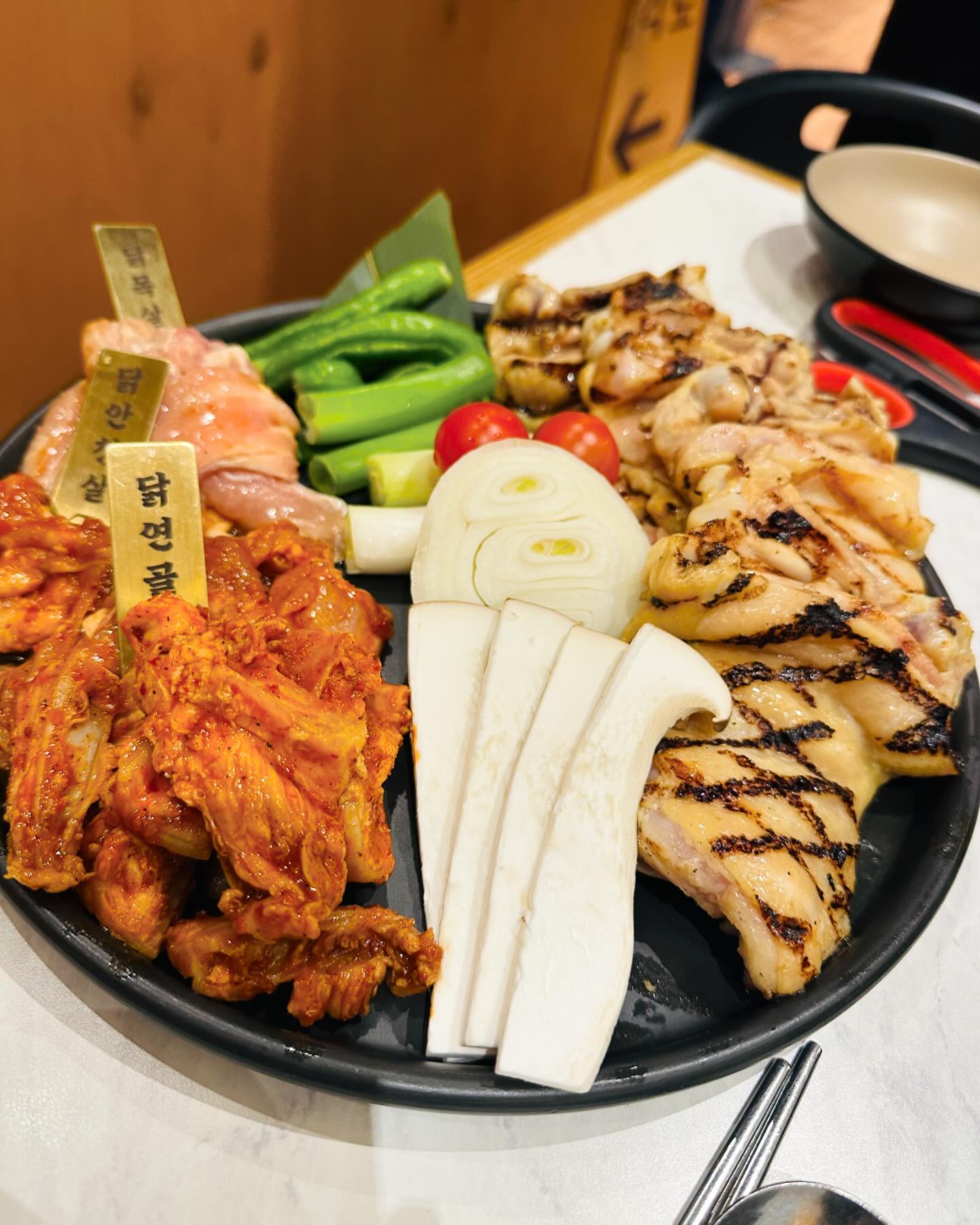 야들야들한 숯불 닭갈비가 땡겨서 
‘팔각도 평촌점‘을 방문 👏
연인 , 가족들과 먹을 수 있는 맞춤 구성세트가 있어 
팔도세트를 주문했어요 

불판 자체가 팔각으로 되어있고 
밑반찬은 와사비소스 , 매운소스 , 김 , 백김치 , 명이나물로 
한 상 제대로 !
팔도세트는 닭연골 , 닭안심살 , 닭목살 , 숯불닭갈비
구성으로 숯불로 초벌해서 나와 
부드러운 육질와 육즙도 팡팡이었어요 😉
여기에 콘치즈도 주문해서 먹었는데 담백해서 
닭갈비와 완전 잘어울려요 

안양 닭갈비 맛집으로 최고였던 ‘팔각도 평촌점’ 
너무 맛나게 먹었어요 🫶🫶

#팔각도평촌학원가점  #팔각도 #숯불닭갈비맛집 #숯불닭갈비 #안양닭갈비 #안양닭갈비맛집 #안양맛집추천 #안양맛집 #먹팔 #먹스타 #먹스타그램