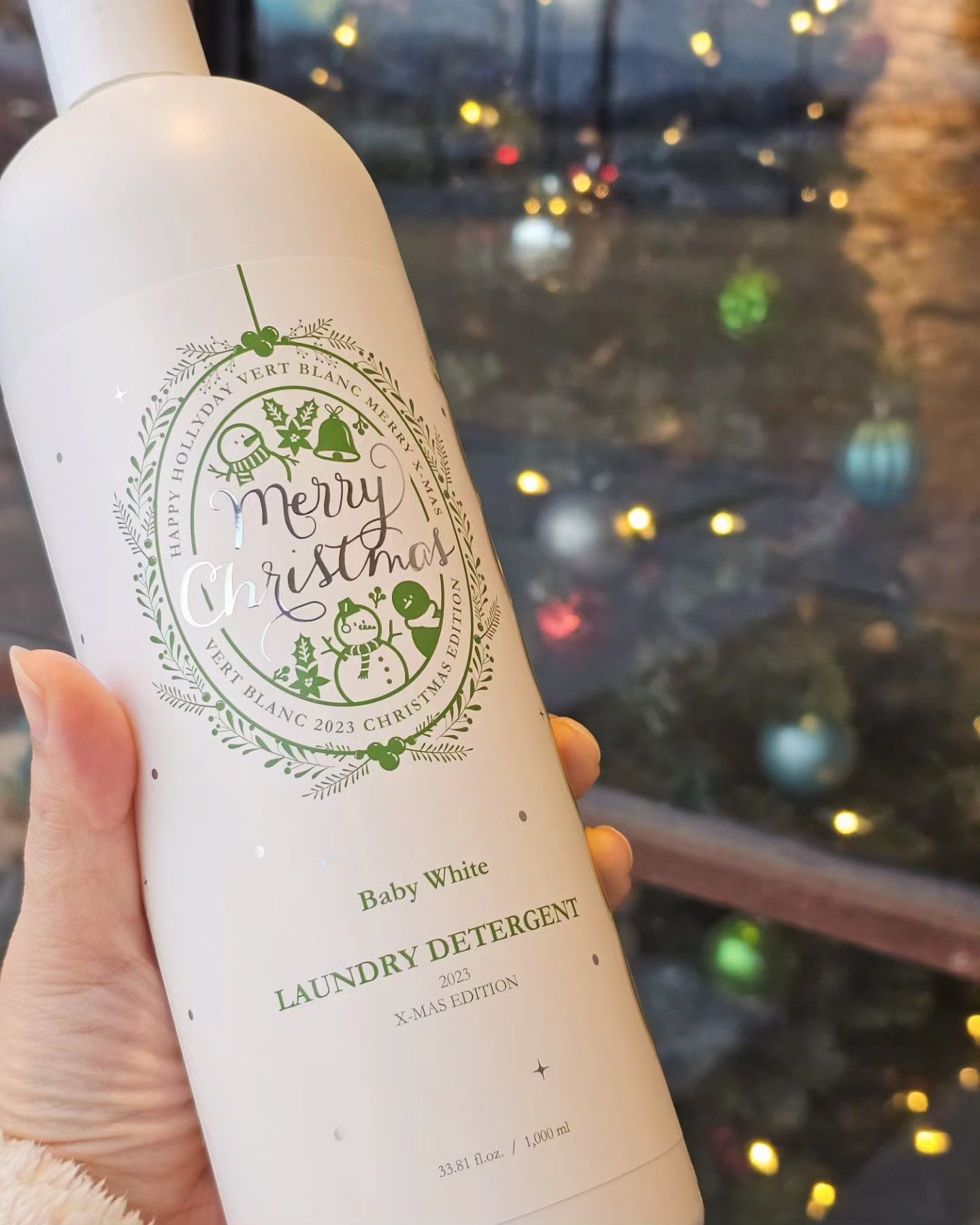 #제품협찬 베르블랑 서포터즈 10기
베르블랑 아기 세탁세제 무향 크리스마스에디션🎄

코코넛 오일과 과일당에서 추출한
자연유래 계면활성제로 만든
자연을 닮은 친환경 아기세제
베르블랑의 아기 세탁 세제에요:)

에코서트 인증 원료 & 5가지 유기농 추출물 함유와
유해물질 8종 무첨가로 피부저자극 테스트도 완료한
깨끗하고 순한 성분의 무향세제이지만
세정력은 순하지않다능(!)

아기옷에 적합한 중성세제로 
세척력테스트도 완료한 우수한 세척력을 자랑해요.ᐟ

크리스마스 에디션으로 더 예뻐진 
겨울 갬성낭낭한 베르블랑 아기세제로
요번 크리스마스 선물 어떠세요?

Thanks to vertblanc.official

#제품협찬 #베르블랑 #아기세제 #섬유유연제 #세탁세제 #출산선물 #임신선물