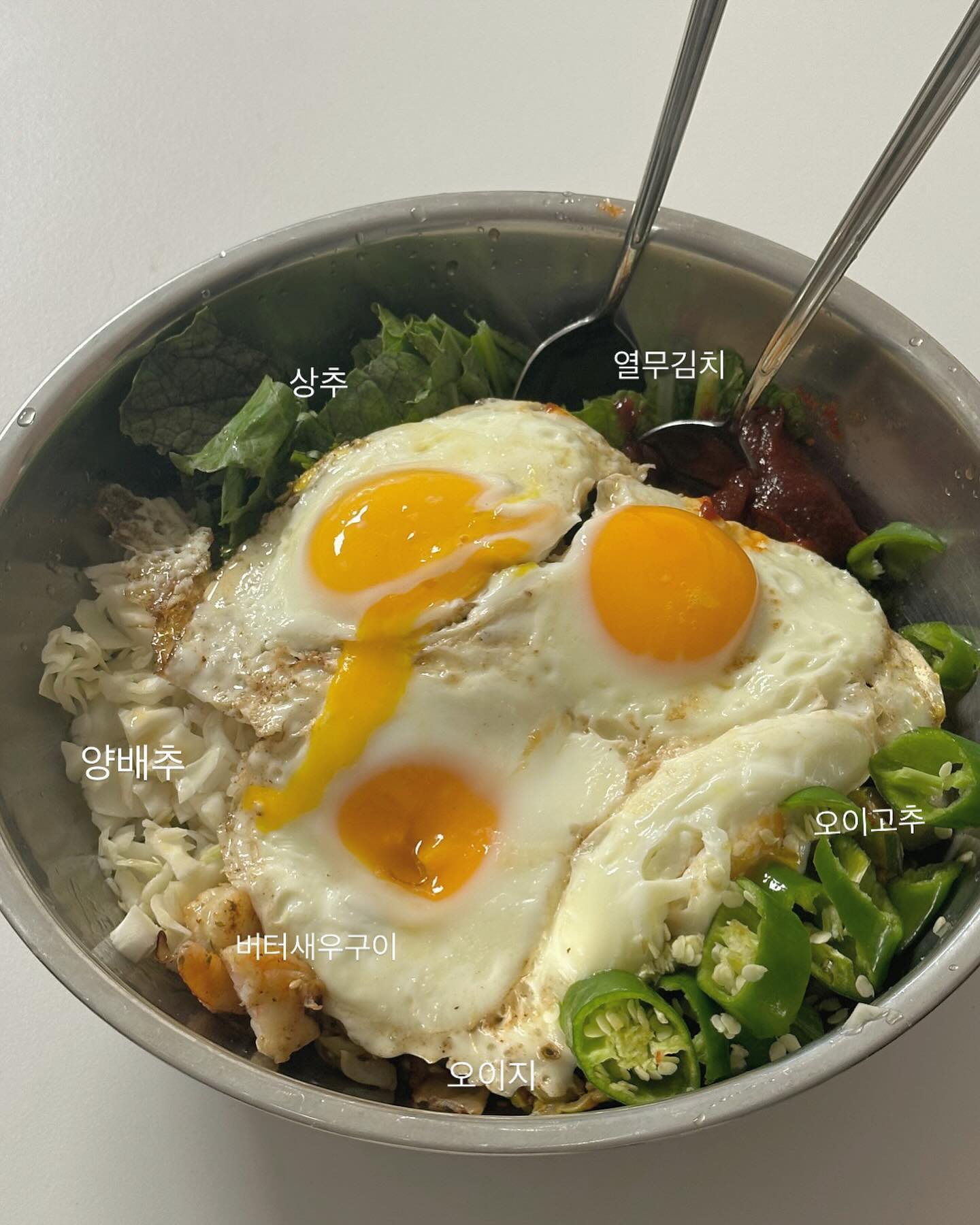#유잉네_냉털메뉴 비빔밥 🔥

냉장고 사태 다음날 아는 언니가 나눔해준 반찬들 👀
제주에 다녀온 동안에 다 먹을줄 알았는데 아직 있어서 다 털어서 비벼비벼비빔밥 7월 1일 화이팅팅 🍀

.
.
.
#저녁밥