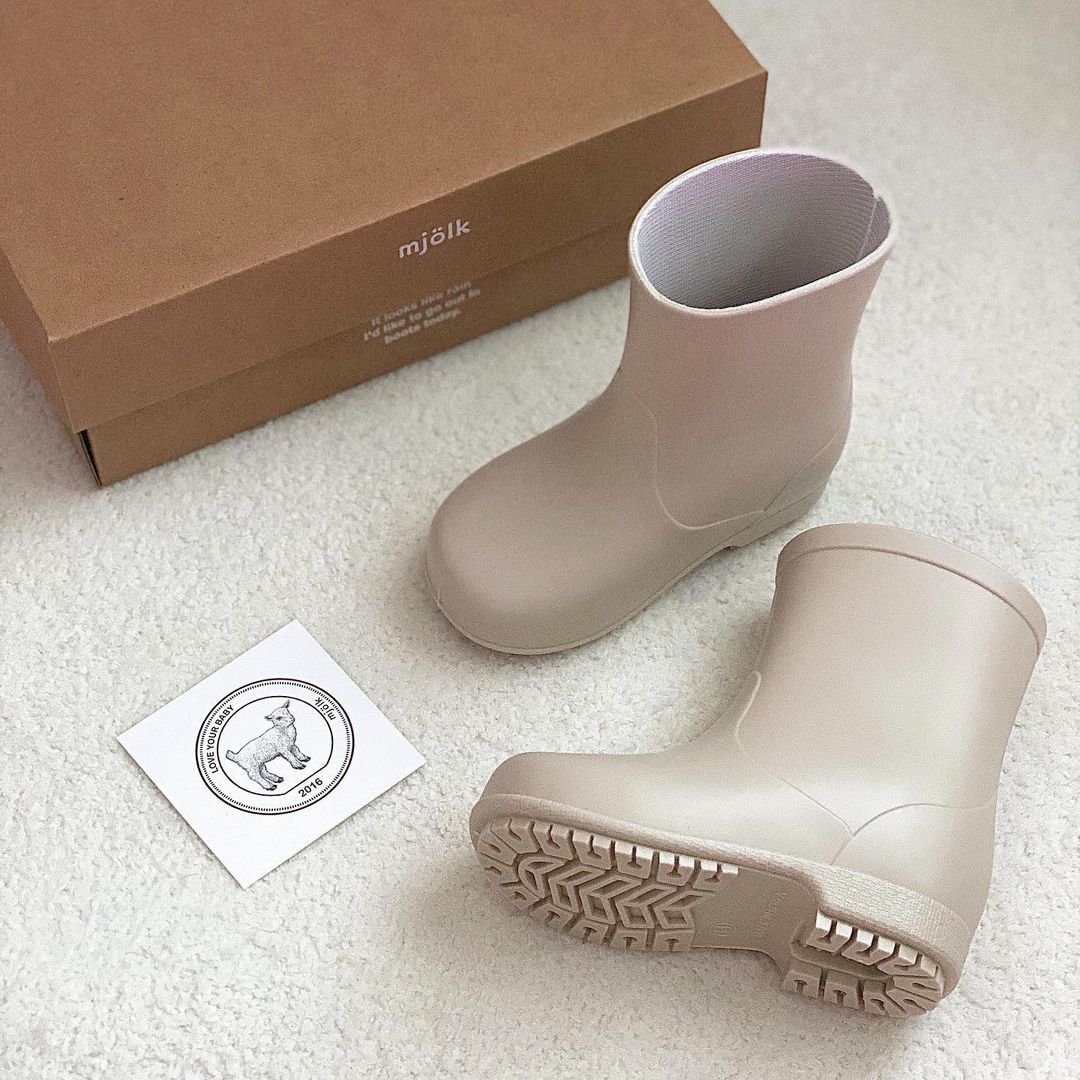 채원맘, 보람 on Instagram: “𝐑𝐚𝐢𝐧 𝐚𝐧𝐝 𝐬𝐧𝐨𝐰 𝐛𝐨𝐨𝐭𝐬 🤍 아기 용품은 필요할 때 주문하려고하면 항상 솔드아웃이거나 배송이 늦더라 그럼 성격급한 애미는 엄청 초