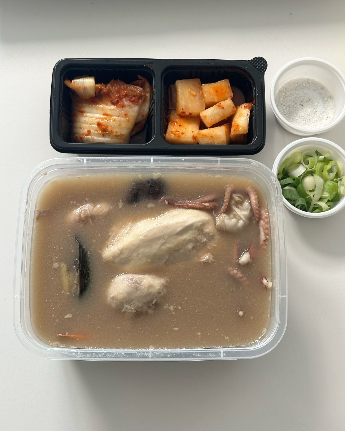 집밥피드가 뜸했던 이유

📝집밥일기
복직하고 3개월, 따뜻한 우리 마케팅실 배려 덕분에 재택 병행하면서 해볼 때까지 해보려고 했으나 여기까지 하는 것으로 결론을 내렸고 다음주 마지막 출근 예정이다. 

첫 회사여서 통보 후 확정까지 많이 울기도 하고 여러 감정이 들었지만 어차피 결론은 내가 우선순위로 생각한 삶을 생각하면 퇴사였기에 시원섭섭한 마음을 지나 이제 새 시작을 기뻐하기로 했다. (b˙◁˙ )b

오빠는 이래저래 신경쓰였는지 자꾸 맛있는 걸 사줘서 집밥을 안 하고 있다 ㅋㅋㅋㅋㅋ아무튼 인수인계 잘 하고 인생 3막 잘 보내보기🍀 

.
.
.
#초복