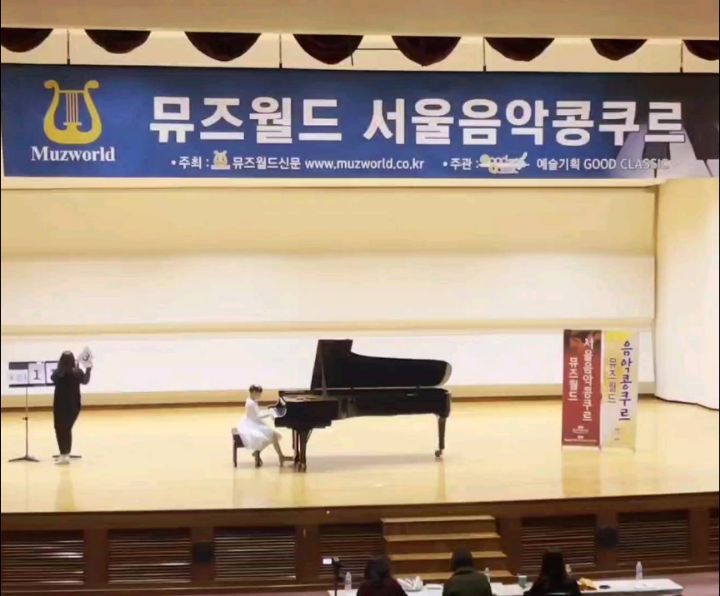 #피아노콩쿨
주말마다 바빴던~!!ㅎㅎ
또 지나서 올리는 피드^^;
.
피아노학원 옮긴지 두달만에 나간 콩쿨~~^^♡
.
기존에 다니던 아이들중 콩쿨 나가려고 준비하고 있는 아이들이 있었고... 들어간지 2주만에 미니도 콩쿨 나가자며
급 콩쿨곡 주시고~~
금새 연습해서 무사히 콩쿨을 마치기까지!!
.
페달이 잘 안밟혀서 당황한 바람에
뒷부분이 갑자기 빨라지는 실수가^^;;;
.
대상이나 준대상 받고싶었는데...
특상받고 아쉬워서 울었지만...
짧은기간에 정말 잘한거야.(토닥토닥)👏👏👏
.
마음고생도 많았고, 기특해~😍🙏
.
선생님이 얼마나 중요한지 다시한번 크게 깨닫게 된 가을~!!ㅜㅜ
지금이라도 다시 피아노를 즐거워해서 다행이야~~^^
.
.
.
지난 이야기를 좀 하자면...ㅜㅜ
.
진작에 옮겼어야 했는데. 중간에 한번 옮기려고 했다가
원장님께 이야기 했더니 신경써서 잘 해준다길래
믿고 또 6개월 ㅜㅜ
.
그렇게 버려진 1년~!!ㅜㅜ
1년을 허비했어요ㅠㅠ
.
원래는 예전 원장님 계실때 작년에 콩쿨 나가고 그후에 또 나가자고 했었는데...
갑자기 작년8월에 원장님이 바뀌고는
진도도 제자리걸음에 피아노 흥미도 잃고~
안되겠다 싶어서 2월에 이야기 했더니...
피아니스트반(전공) 아이들만 콩쿨 나가려고 했었다면서 일반반인 미니도 원하면 나가자고 하더니...
콩쿨곡 골라주고는 6개월을 시간만 더 끌다가 결국 콩쿨도 안나가게 되었고, 그 핑계로 진도도 제대로 안나가고...ㅜㅜ
그 계기로 피아노학원을 옮기게 되었었다는~!!
(항상 좋은 이야기만 하는 미니라서 안좋은 이야기들을 안해주는지라 그동안 이야기 안했던것들을 나중에 알고는 혈압이~!!
세세한 이야기들이 너무 많지만 패스 ㅜㅜ)
---그동안 마음고생했던 이야기!!ㅜㅜ---
결국, 이전 학원은 고학년 애들은 다 나가고, 저학년만 일부 남았대요
좀 더 일찍 못 나온게 아쉽지만...
지금이라도!!
#늦었다고할때가가장빠른때이다
.
.
.
#피아노콩쿨 #특상 #서울피아노콩쿨
#뮤즈월드서울음악콩쿠르 #피아노콩쿠르