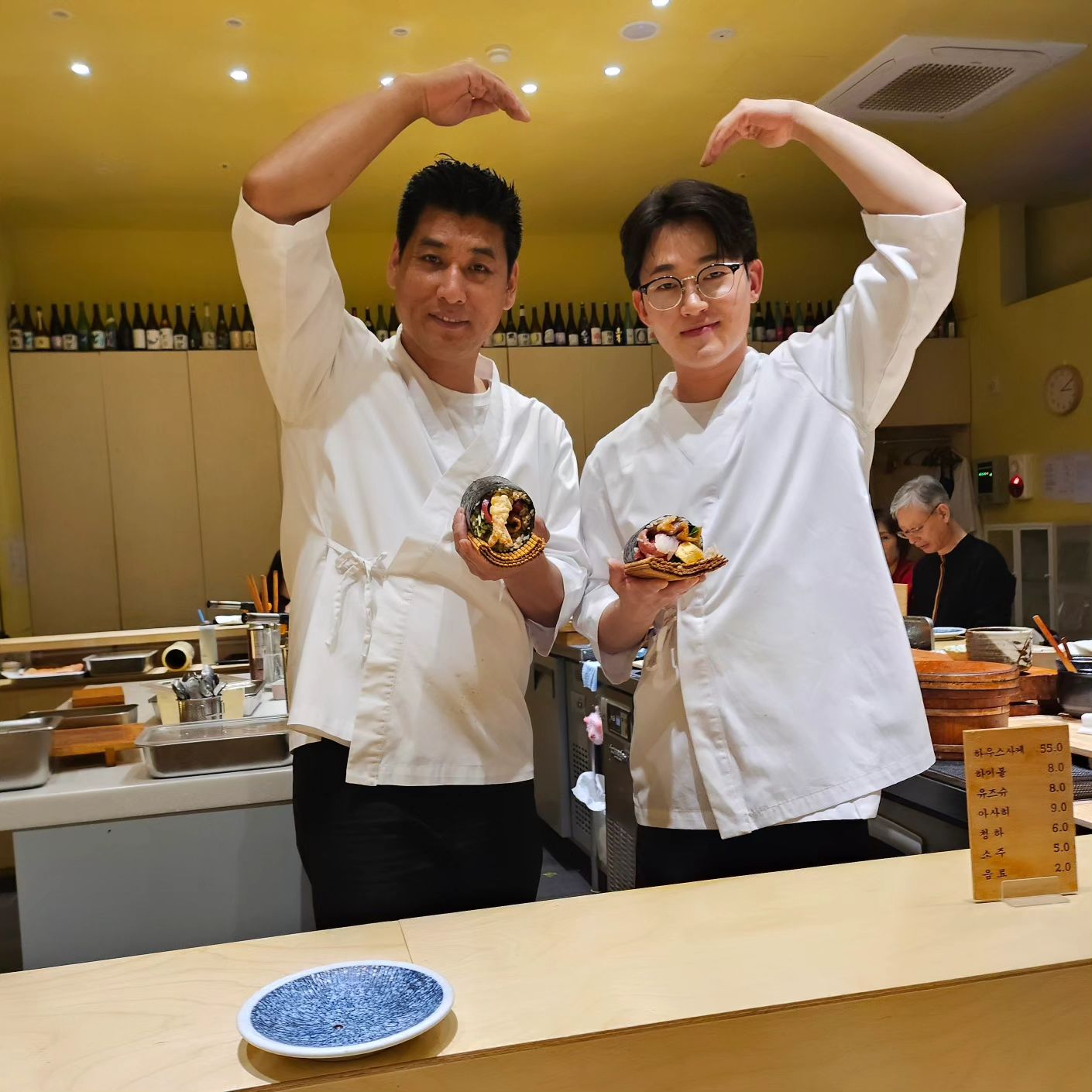 10월의 포즈 하트🫶
.
.
.
.
.
 10월의 포즈라고 포즈 잡아주시는 사장님..😃
10월의 포즈가 하트였다니..;;
.
.
.
눈치게임 잘했댜
