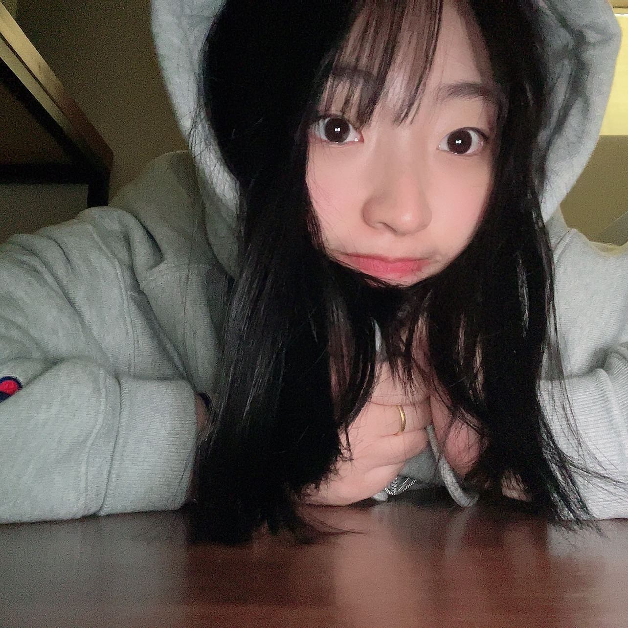 A. 출근 전 너무 일찍온 나
B. 퇴근 후 버스 기다리는 나
-
-
-
정답은? 
#aorb #출근전 #퇴근후 #정답은 #무엇일까