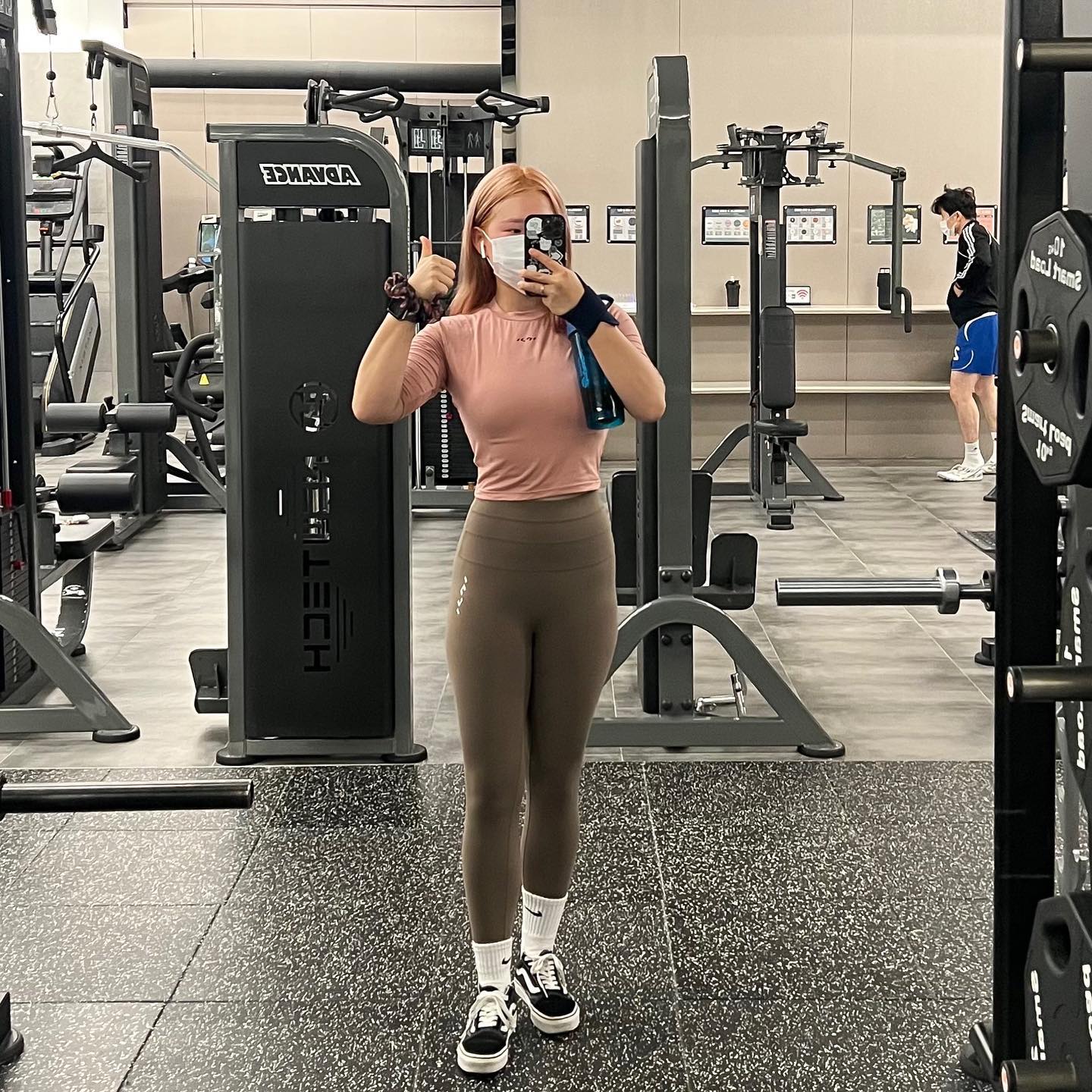 221027 #누랑_운동 #누랑_핏
-
저번주에 연달아 약속 4개에 술은 3번이나 마시고 독감주사에 운동에 10시간씩 일하고 아-주 피곤했는지 이번주에 잠을 더 자고 시사회도 다녀오고 오랜만에 운동 다녀와서 아주 개운합니다..💗
머리도 결혼식 전에 핑크색으로 바꿔서 운동복도 깔맞춤하고🫠 이제 출근해봅니다🤎