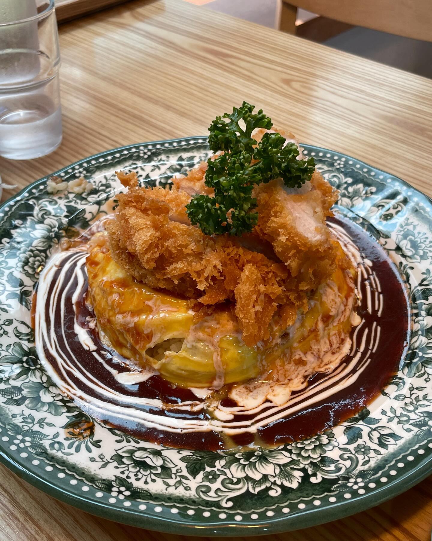 요즘같은 날씨엔 밥 하는게 증말 곤욕이다😭 밥없다는 핑계삼아 외식하러 고고🍴 

마곡에 위치한 요쇼쿠 마곡점! 
지니랑 같이 먹을 수 있는 메뉴가 가득했고 인테리어가 내가 좋아하는 스타일이라 너무 좋았는데, 그 무엇보다 돈까스오므라이스도, 토마토 소바도, 돈부리도 주문한 메뉴가 무척이나 맛있었다 🩵 심지어 양도 많아서 저녁까지 배가 든든했다는 사실! 나중에 엄마랑 언니랑 또 가봐야지✌️

#먹스타그램#먹부림#음식기록#마곡맛집#요쇼쿠마곡점#요쇼쿠