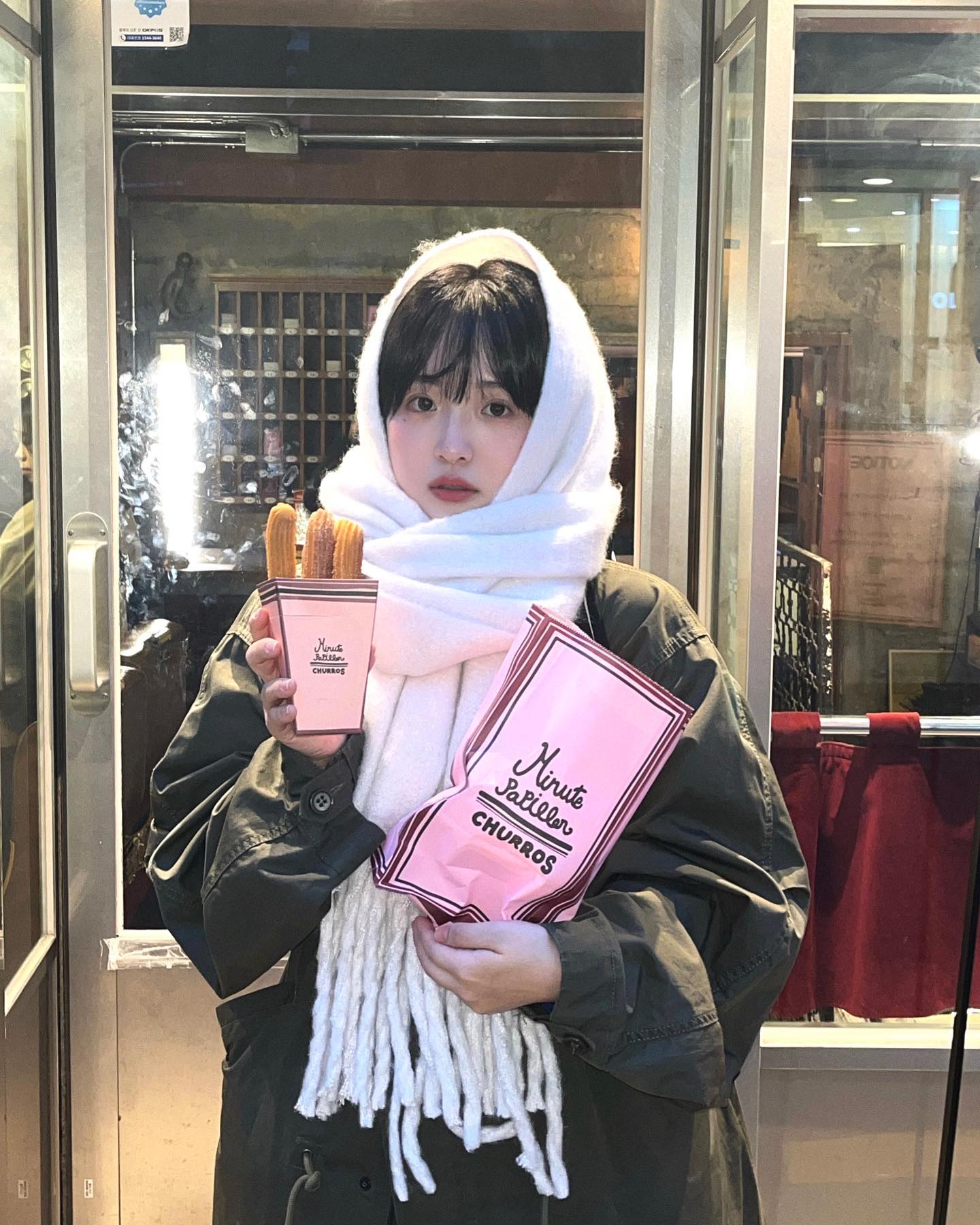 겨울에 태어나서 그런가 겨울이 진짜좋음 더위 많이타서 여름 진짜 못견딤 나여름은 좋아~ 압구정 가서 츄러스랑 소금빵 먹고싶어죽겠삼 조만간 가야겠삼 뮤지컬 보고싶은거 생겼는데 매진이라 슬프고 요즘 일하는데 일본인 고객님들 너무너무 재밌음 하지만 상원아..!

#압구정 #잠실 #성수 #더현대서울 #미뉴트빠삐용 #츄러스맛집 #롯데월드 #위글위글 #누데이크 #탬버린즈 #tamburins #하우스도산 #자연도소금빵 #가루쿡