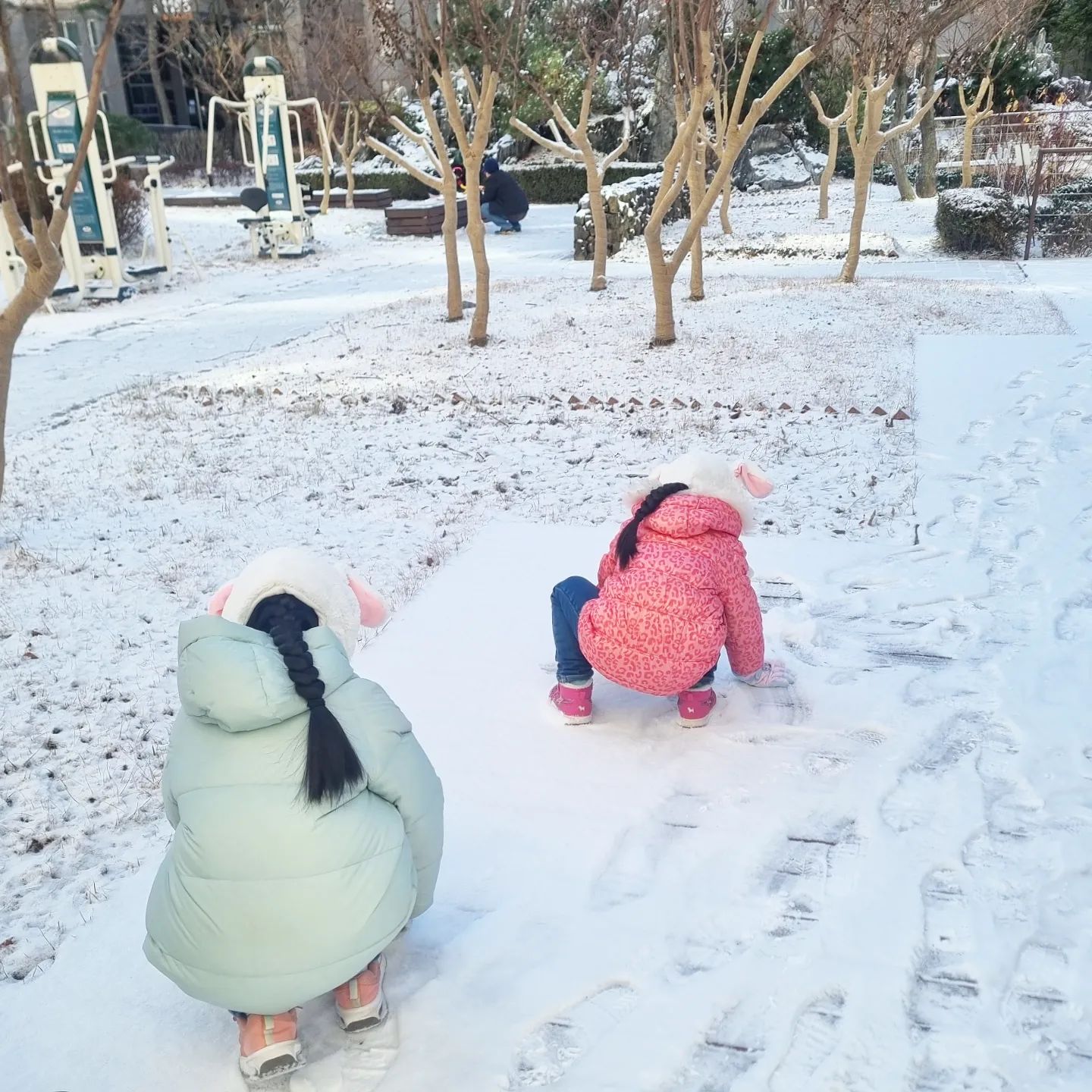 #까똑맘
오늘도 눈이 더 올 줄 알았는데 안내리고 해가 쨍쨍하길래 눈 녹기 전에 아이들과 나갔다왔어요.
큰 딸램은 얼마전 구입한 시나모롤 눈집게도 개시했고,
눈천사도 만들고 눈에 그림도 그리며 신나게 노는데 놀이터에 어떤 남매가 와서 놀더라구요.
그 남매중 동생인 남자아이가 저희 둘째랑 같은반이고, 그 아이 누나는 저희 첫째랑 동갑이어서 4명이서 아주 신나게 잘 놀았어요.
저는 아이들이 넘 추울까봐 중간에 집에가서 따뜻한 핫초코를 타다 아이들 한 잔씩 주고왔고 아이들은 30분정도 더 놀다 들어왔어요.
옷이며 신발이며 장갑이며 쫄딱 젖어 돌아왔네요.🤣🤣
오랜만에 라면을 끓여줬더니 넘 좋아하며 먹더라구요.
역시 아이들은 나가 놀아야 해요.😆❤️

#딸스타그램 #자매스타그램 #눈 #놀이터 #시나모롤눈집게 #눈천사 #눈싸움 #눈놀이 #초등맘 #세종맘