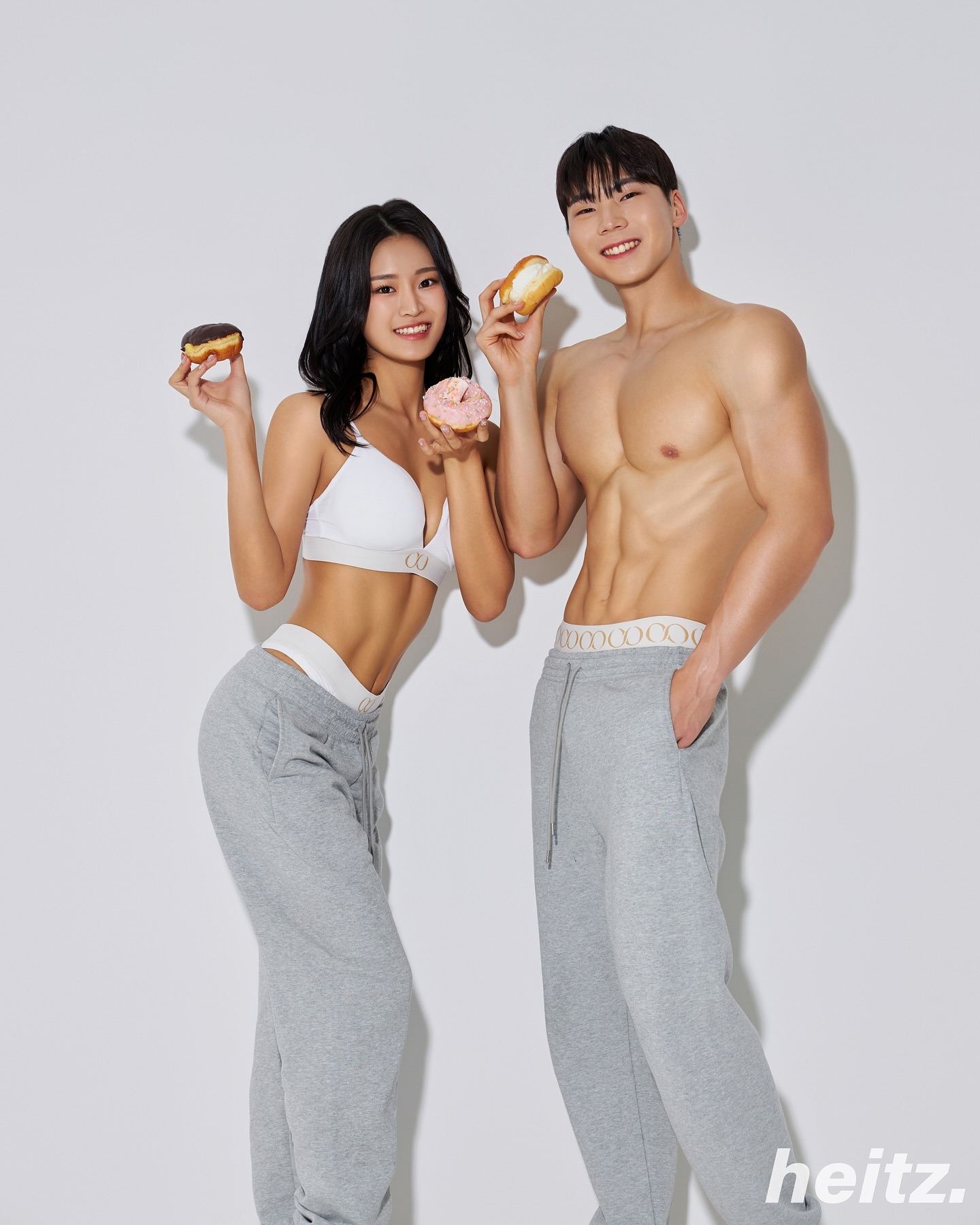 #커플바디프로필 📸
이 남자가 행복하게 웃는 이유는⁉️
-
1번: 도넛 먹기 5초 전 vs 2번: 여자친구가 예뻐서?
.
.
#하이츠스튜디오 
Studio - studio_heitz 

#글림수메이크업 
Hair / Makeup - ssoo__makeup 
.
.
여러분이 생각하는 정답을 알려주세요🤔

-

#스포츠모델 #커플바프 #바디프로필 #키세언더웨어
