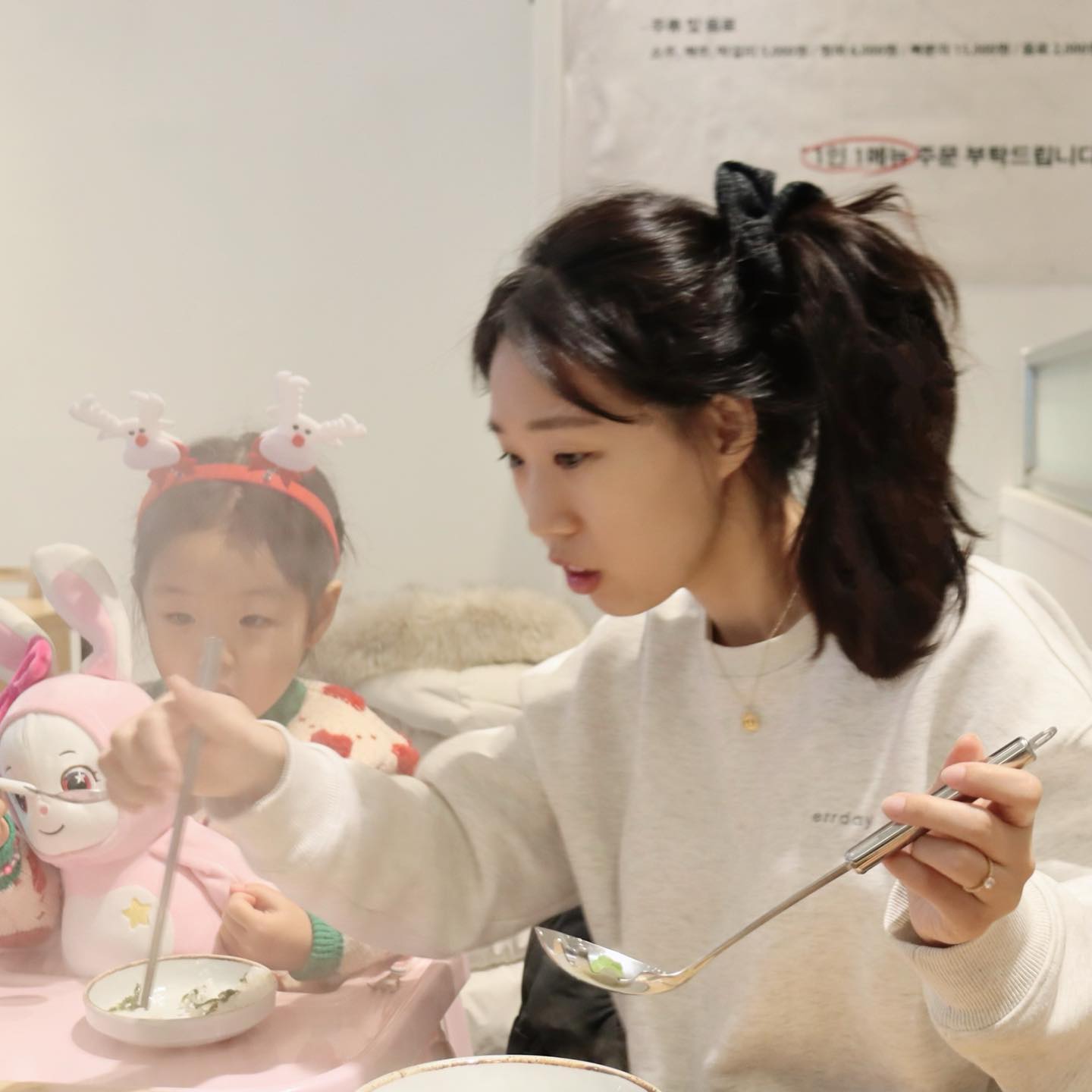 #체험단 bronoodle_gogiri 
추운 주말, 집콕하다가 고기리에 새로 오픈한 형님칼제비 먹으러 다녀왔어요! ✔️주차자리 넓고 ✔️새로 오픈해 매장 깨끗하고 ✔️화장실도 매장 안에 있고 ✔️음식도 모두 맛있고 ✔️친절한 직원분들 서비스까지 뭐 하나 빠지지않았던 형님칼제비! 칼제비에 양념불백까지 시켜 네 가족 든든히 먹고 왔어요!

[ 체험단 활동을 통해 업체로부터 서비스를 무상으로 제공받아 체험 후 솔직하게 작성한 후기입니다 ]