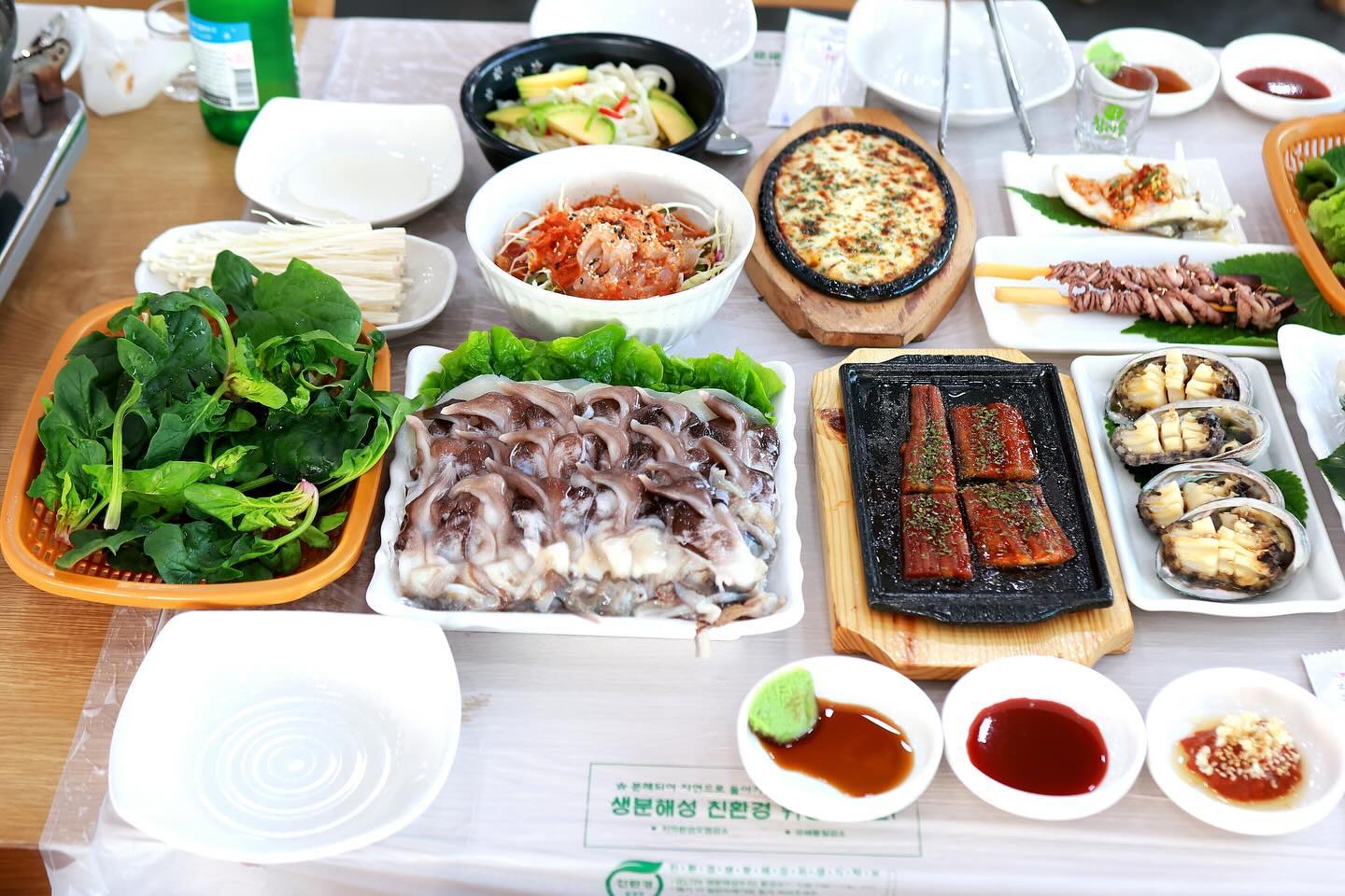#협찬
가족들이랑 여수여행가면
항상 가는 거북선횟집

새조개 샤브샤브에
참돔회가 코스로 주문했는데
신선함 두 말 하면 입 아프네요~

살짝 익혀 먹으면 쫄깃한 식감의 새조개와
쫀득한 참돔회까지 먹어주고
마무리로 칼국수까지 딱!

부모님 모시고 가기도 좋은
여수 거북선 횟집 추천 :)

상호명 : 거북선횟집
주소 : 전라남도 여수시 돌산읍 강남동로 13
예약문의 : 061-643-6767

#여수거북선횟집 #여수횟집 #여수횟집추천 #여수맛집 #여수맛집추천 #여수가볼만한곳 #여수여행코스 #여수돌산맛집 #여수돌산맛집