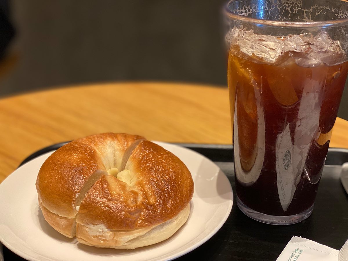 포테이토 어니언 크림치즈 베이글🥯

스타벅스 스프링2 프로모션 시작
기다리고 기다리던 슈크림 라떼가 드뎌 나옴!!!!

근데 난 그거보다 베이글이  더 궁금했다구!!! 
🐣베이글은 언제나 존맛탱🐣

베이글은 당연히 아아랑 
마셔줘야되니깐 아메리카노 딱 벤티랑

일단 매쉬드 포테이토인데도
엄청 물렁거리지 않고 딱 좋은 식감!?

어니언 향이랑 맛도 잔잔하게 나서
입에서 양파냄새날 걱정 안해도 됨
배도 부르고 간단하게 먹기 짱 좋은듯

바질토마토베이글보다 빵이 더 폭신한듯?? 
안딱딱해서 더 좋다!

강추강추 매일은 못먹어도
추천하는 베이글 등극!!🥯🥯