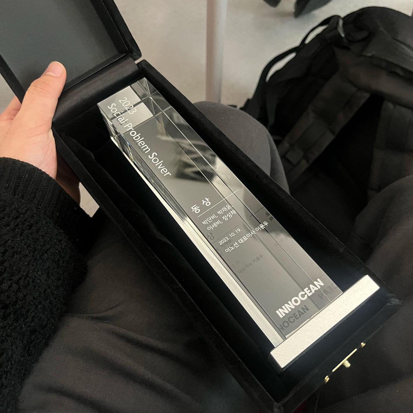 2월에 전역하고 이번 년도를 자기개발의 해로 설정했습니다. 
이번 년도에 운이 좋게도 상반기엔 제일기획에서 한 번,하반기엔 이노션에서 한 번 상을 받게 되었습니다.
두 상 모두 광고하는 학생이라면 꿈꾸는 상이라서 제가 선정될 수 있었던 것이 너무 뿌듯합니다! 
.
자랑을 좀 하자면 2000명의 지원자 중에 순위에 들었다고 해요!
.
공모전을 하면서 크리에이티브로 처음으로 상을 받아서 기분이 좋고, 올바른 방향성으로 나아가고 있다는 것를 인정 받은 것 같아 너무 행복합니다. 저의 성장 뒤에는 저와 함께 광고인을 꿈꾸고 광고에 진심인 사람들이 있었기에 가능했었다는 것을 잊지 않고, 자만하지 않으며 앞으로 더욱 열심히 정진하겠습니다. 정말 모두 진심으로 감사합니다 :)
.
#이노션 #이노션sos