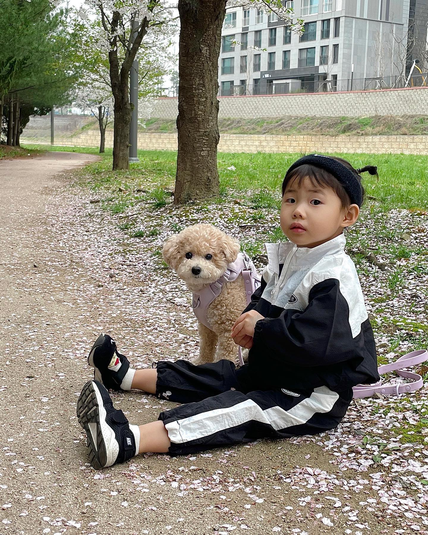 #광고 kidikidi_kr youit.official 

오늘은 오월이와 서아와 산책을 다녀왔는데
날씨가 더웠다가 바람 불었다가
봄인 듯 여름인 듯 
산책하는 내내 날씨가 애매하더라고요🫠

서아가 착용한 유잇 뮤뮤 jp & pt는
요즘 같은 날씨에 손이 자주 갈 상하 셋업이에요
집업이라 안에 티셔츠를 입고 쉬운 탈착용이 가능하고
나일론 소재라 활동량 많은 아이들도 가볍게 입을 수 있어요
👧🏻서아 95cm 11kg jp&pt 5호 착용

지금 키디키디에서는
2024 summer 상하 셋업 기획전 중이에요
뉴발키즈, 므므브, 세아랑, 마이묘 등
다양한 인기 브랜드들이 총출동 했으니
상하 셋업 준비하러 키디키디로 꼬고!❣️

🔖키디키디 2024 summer 상하셋업 기획전 
➿키디PICK 더블쿠폰 15% 제공
➿장바구니 쿠폰 10% 7% 5%
다양한 할인쿠폰도 놓치지 마세요❣️

🏷키디키디 kidikidi_kr 

#키디키디 #유잇 #키디크루 #kidikidi #뮤뮤윈드브레이커jp 
#뮤뮤스트링pt #등원룩 #여아룩 #키즈룩 #남매룩 #형제룩 
#자매룩 #키즈코디 #상하세트 #상하셋업