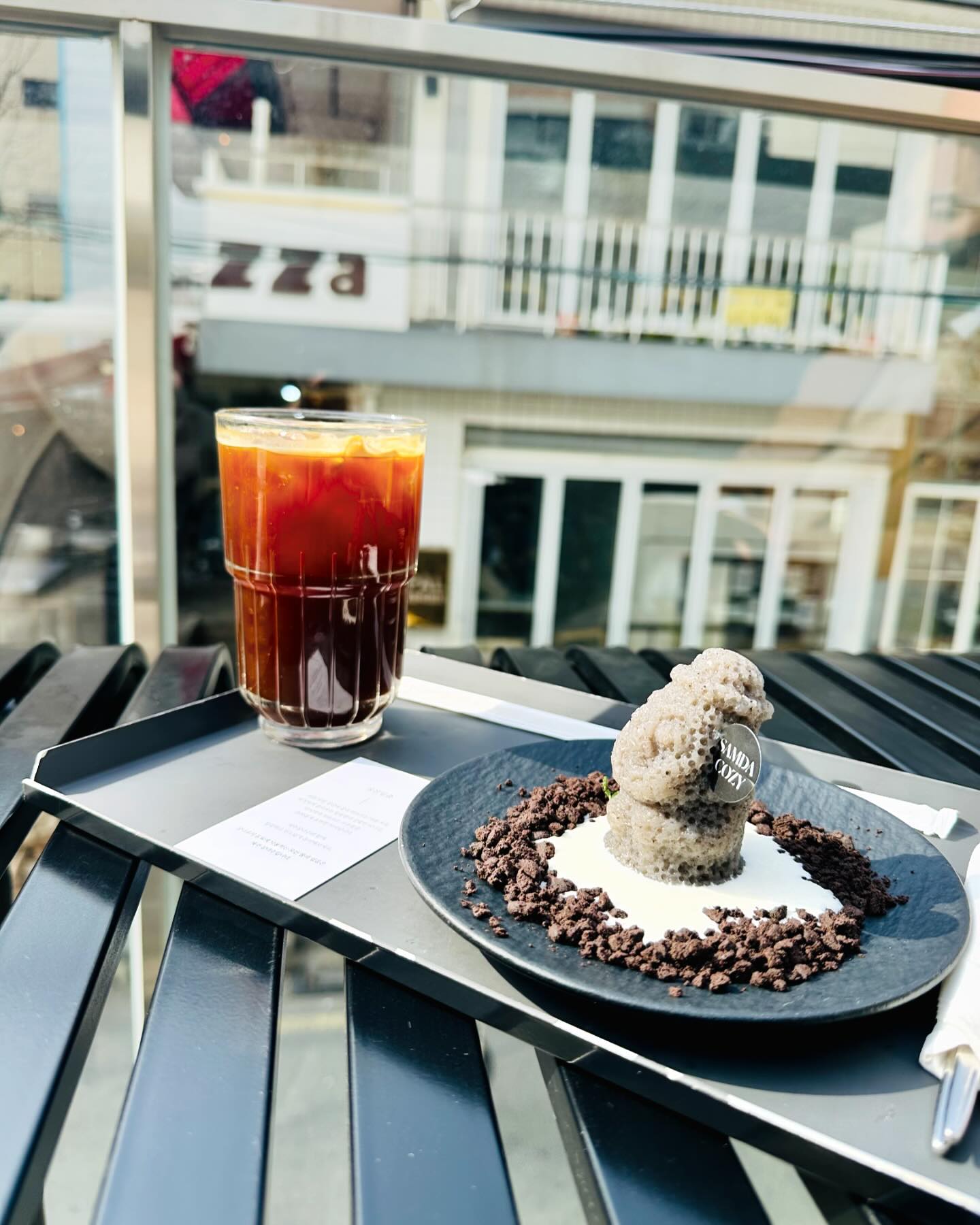 벌써 남편이랑 만난지 4년 되었어요 ✨
합정역에서 처음 만나서 간만에 #합정데이트 😆
합정거리 걷다가 찾은 ‘삼다코지’ 

루프탑도 있어서 분위기도 내고 
남편은 막걸리 쉐이크 , 저는 디저트로 ‘돌하르방’과 
아메리카노 주문했는데 디저트도 너무 달달하고 
맛있었어요 
제주 느낌도 물씬 나서 제대로 데이트한 하루였어요 🫶

🏠 서울 마포구 독막로9길 34 1층
⏰ 매일 11:00-23:00
☎️ 0507-1397-3077

#합정카페 #합정역카페추천 #합정카페추천 #삼다코지 #삼다코지카페 #합정데이트 #합정데이트카페