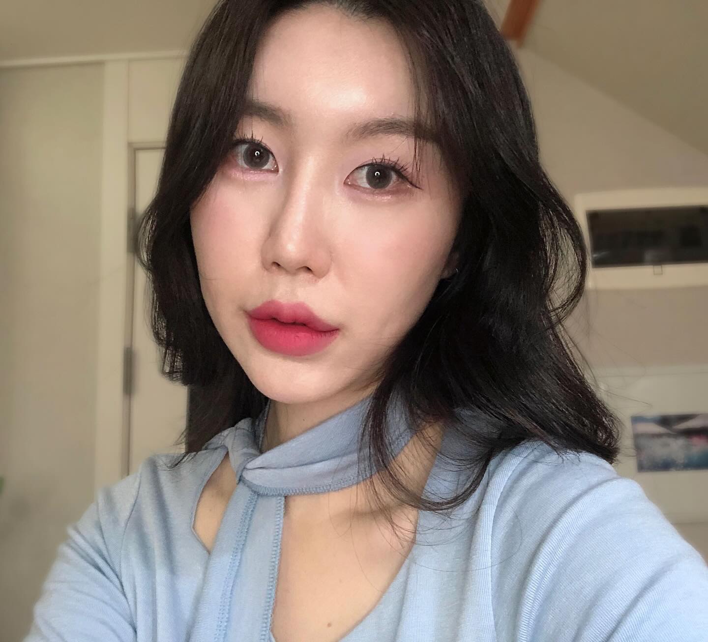 #제품협찬 렌즈미의 소프트벨 라인은 얇은 써클링과 전체적으로 컬러감이 부드럽고 소프트해 부담 없이 착용하기 너무 좋은 렌즈!
평소에 써클링이 뚜렷한 렌즈를 좋아하는데 부드러운 느낌도 은은한 느낌을 줘서 좋았습니다 직경도 미듐 사이즈로 적당해서 아주 손이 많이가는 렌즈 ! 저는 그레이를 착용했습니다🩵
⠀
⠀
🔹1month/2P 한달 착용 팩렌즈
🔹색상 : 브라운, 그레이
🔹15,000원
🔹그래픽 직경 : 13.3mm