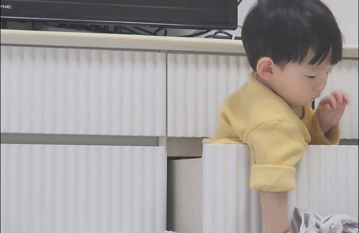 조용히 사고치는 타입
폰하고 있다보니 양말서랍장에 들어가있는...
24년 첫날부터 새로운 곳을 뚫었다.. 
성장하는 과정이니 이해해줄게
근데 저런 모습도 너무 신기하고 귀엽다♡
다치지만 않으면 뭐든 해보는건 좋아♡

#8개월아기 #육아 #육아그램# #육아스타그램 #육아맘소통 #육아맘 #육아일상 #아기모델 #베베모델 #이쁜아기 #아들바보 #아들맘  #성장기록 #푸른용의해스타뚜 #2024년도화이팅❤️ #사고뭉치
