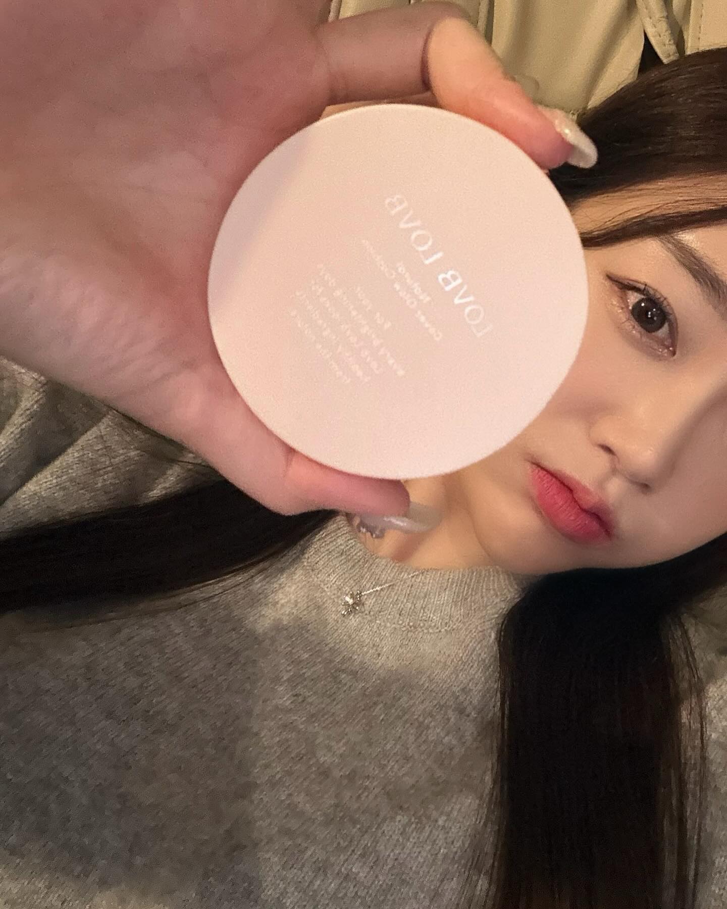 #협찬 lovblovb_official
설레는 발렌타인데이 럽럽코스메틱으로 웜톤 메이크업 완성💋💄❣️
✔️ 럽럽 워터 드롭 스테인 틴트 03 코랄샤워/틴트 06 레드터치/럽럽 내추럴 커버 글로우 쿠션(21P 포슬린 아이보리 / 21N 라이트 베이지 / 23N 내추럴 + 단품 25N 모카베이지 1개)구성

-

메이크업에서 포기할 수 없는 피부 표현! 럽럽 내추럴 커버 글로우 쿠션은 커버뿐만이 아니라 꾸민 듯 안 꾸민 듯 자연스러운 피부 표현이 가능하고, 귀리의 영양성분으로 가볍고 촉촉하게 피부 유지가 가능합니다🥰
립도 탕후루 먹은 듯한 촉촉한 광택과 발색이 좋아서 데일리에 강추💛

#럽럽코스메틱 #발렌타인데이 #발렌타인데이메이크업 #내추럴커버글로우쿠션 #쿠션추천 #워터드롭스테인틴트 #워터틴트 #글로우틴트 #틴트추천 #lovblovb #lovb #cushionfoundation #lipstain #liploss