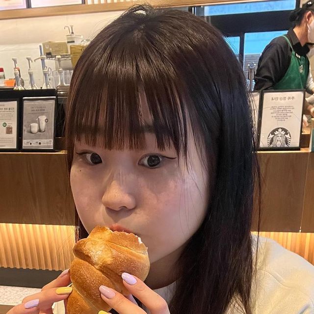  나 연 on Instagram: "#협찬 소금빵 협찬 아니라 @standarderror_official 협찬 글임니다?🤍🥐 예쁜옷 입고 마싯는거 먹으면 기부니 조크든요♥️
이제 곧 봄날씨 되던데 봄에 휘뚜리마뚜리 입기 딱 좋은 스웨이드 자켓이에요! 루즈한 오버핏두 아이보리 색감두 소프트한 질감두 다 다 맘에들어서 봄에 자주 입고 다닐것 같아요!! ๑′ᴗ‵๑🌱
포인트 포켓들까지도 귀여운 요 자켓은 87-STAN015 비건 스웨이드 필드 포켓 스웨이드 자켓 
➿아이보리M 착용

#스탠다드에러  #STANDARDERROR #남여공용자켓  #자켓 #데일리룩 #자켓추천  #간절기아우터  #jacket #パンツ  #outer  #스탠다드에러x텍토리"