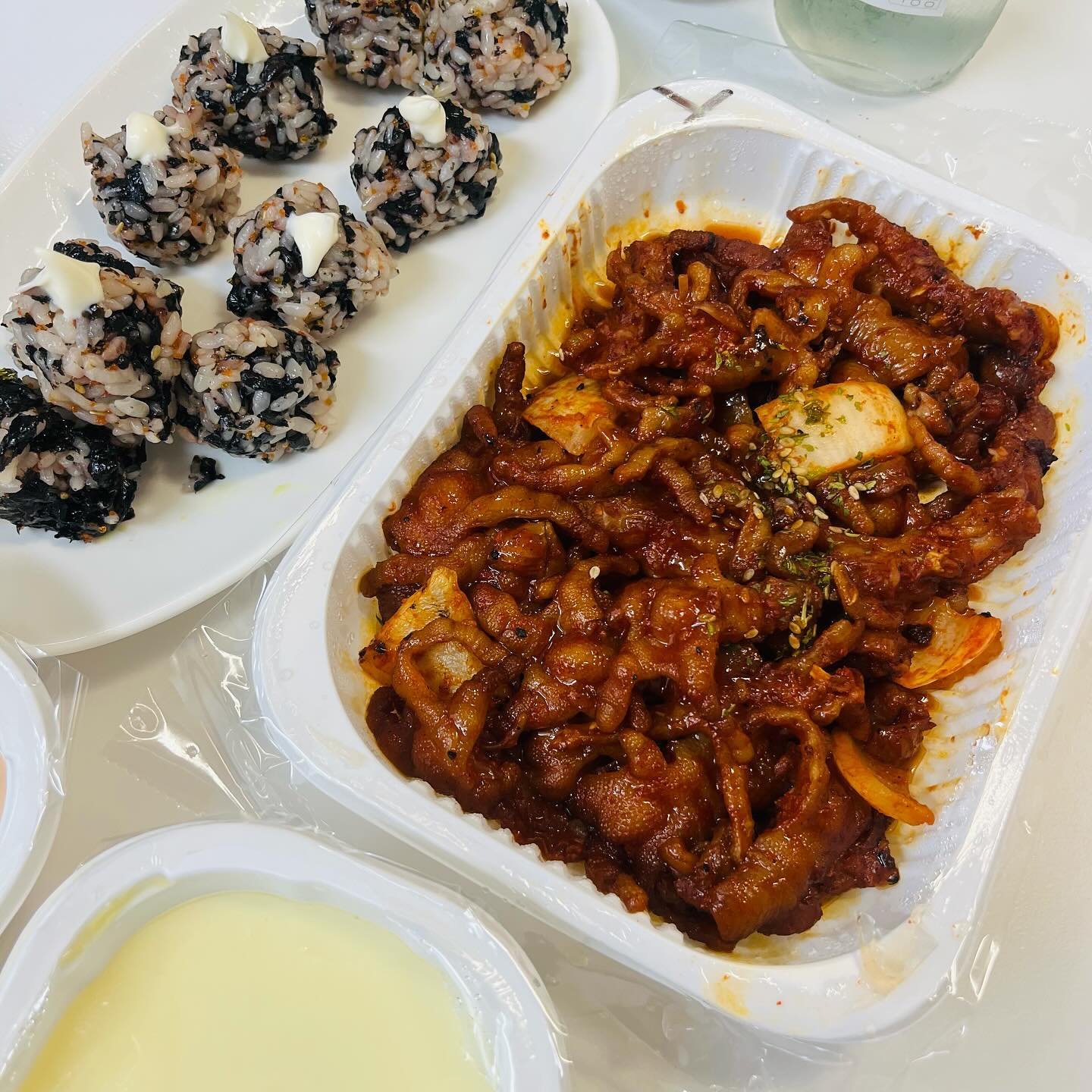 #어스푼 #어스푼미식회 #충주라이크#충주닭발#충주닭발맛집
#충주야식#충주배달맛집#충주닭발빠닥 

야식메뉴로 딱인 ’닭발‘
열자마자 불향이 장난아니다 
직화 닭발은 진짜 오랜만에 먹는 거라 너무 설렜어요
다른 닭발집에 비해 양도 많고 푸짐했습니다
무뼈닭발세트 ₩22,000
(무뼈닭발+날치알주먹밥+계란찜+샐러드+쿨피스) 
비주얼 보시면 아시겠지만
충주 닭발 원탑인 듯 싶습니다.
무뼈닭발 주문하면 살이 적거나 크기가 작기 마련인데
여기는 진짜 크고 통통해요 ㅠㅠㅠㅠㅠㅠ👍
게다가 직화라 불향이 미쳤고 쫀득쫀득..크으 
푸짐하고 알찬 메뉴 구성에 맛과 가성비까지 
모두 갖춘 충주 연수동 닭발맛집 <닭밝빠닥> 
방문도 포장/배달 도 강력추천합니다 
📥위치 
충북 충주시 예성로 319 1층 닭발빠닥
⏰영업시간
월-토 14:00 ~ 01:00
(매주 일요일 정기휴무)
☎️전화번호
0507-1334-6947