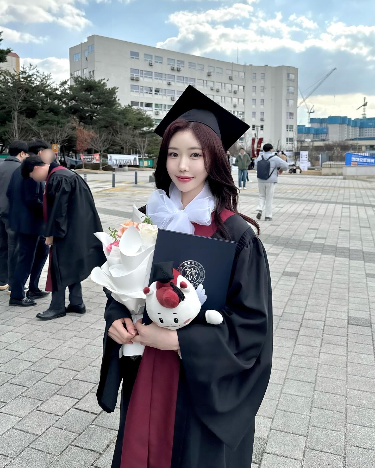 2주 뒤에 올려버리는 졸업식 👩🏻‍🎓🖤