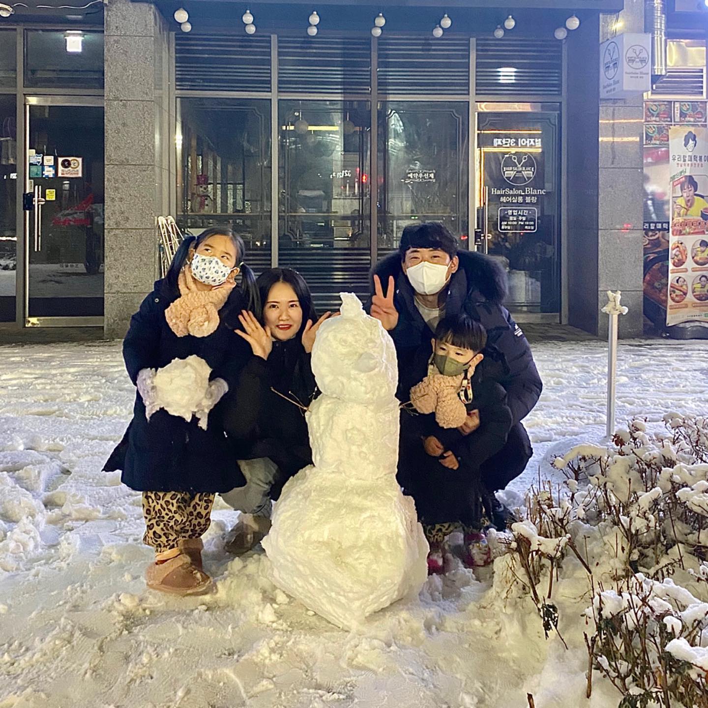 올해 첫 눈사람☃️

어제의 폭설기록 ❄️
눈사람도 만들어보고
겸사겸사 가족사진 남기기 _ 

#넷다잘나오긴힘들 
#그러니엄마위주로 ✨