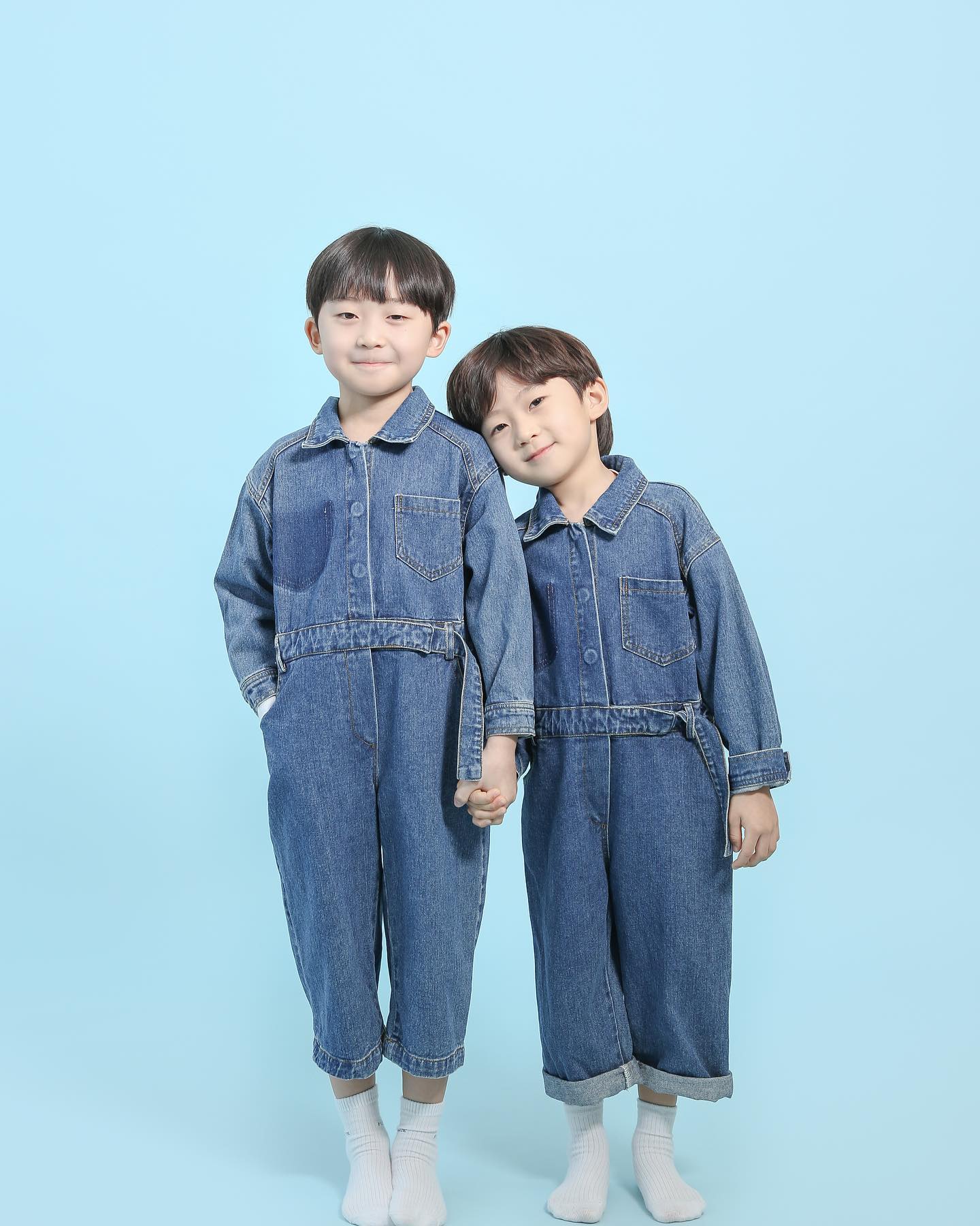 강아지들 o(〃’▽’〃)o
오구오구 너무 이뻐🫶🏻
매년찍었는데 작년에 생략하고
올해다시 예쁘게 남겼다✨
동글이 작가님 최고👍🏻
예쁘게남겨주셔서 감사합니다💕

-

donggeul_studio 

#평택사진관 #고덕사진관 
#평택고덕 #평택고덕신도시 #평택고덕사진관
#평택맘 #고덕맘 #고덕맘카페 #형제사진
#형제룩 #형제룩코디 #아들맘 #아들옷 
#아들커플룩 #트윈룩 #프로필사진 #증명사진
#증명사진메이크업 #프로필촬영 #프로필사진잘찍는곳 #청슈트 #청청패션 #청청코디