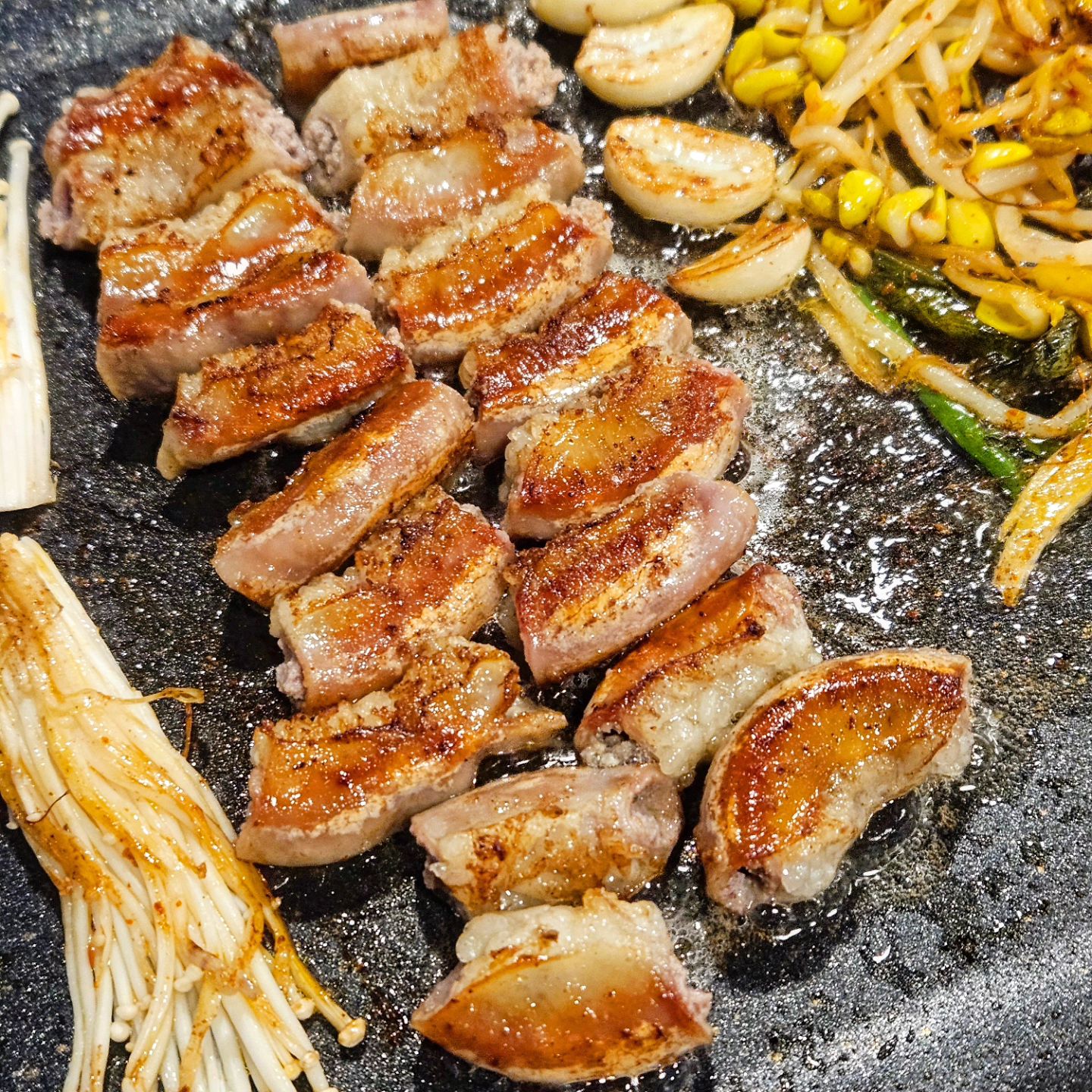꼬숩 끝판왕 소곱창 미쳤다리🥹❤️
여수 #칠육곱창여수돌산점 

친절한 사장님께서 처음부터 끝까지 맛나게 구워주시는
소곱창전문점 발견✨️
소모둠곱창 중 먼저 시킨 후에 추가로 소곱창 추가 했는데
전부 곱 가득& 쫄깃 고소해서 너무 맛있었음💓

반찬부터 소스까지 종류가 다양해서 
여러가지 조합해 먹는 재미가 있었고
볶음밥, 차돌라면 등등 사이드까지 전부 맛있고 양이 많아서
대만족 했다.....
여수 여행 중 젤 맛있었던 집😎👍

📍칠육곱창 여수 돌산점
 전남 여수시 돌산읍 강남8길 38

⏰️ 영업시간
매일 16:00~24:00, 화 휴무

🅿️ 가게 앞 갓길 주차
.
.
.
#여수로컬맛집 #여수여행 #여수맛집 #곱창맛집 #소곱창 #곱창구이 
#소곱창구이 #칠육곱창