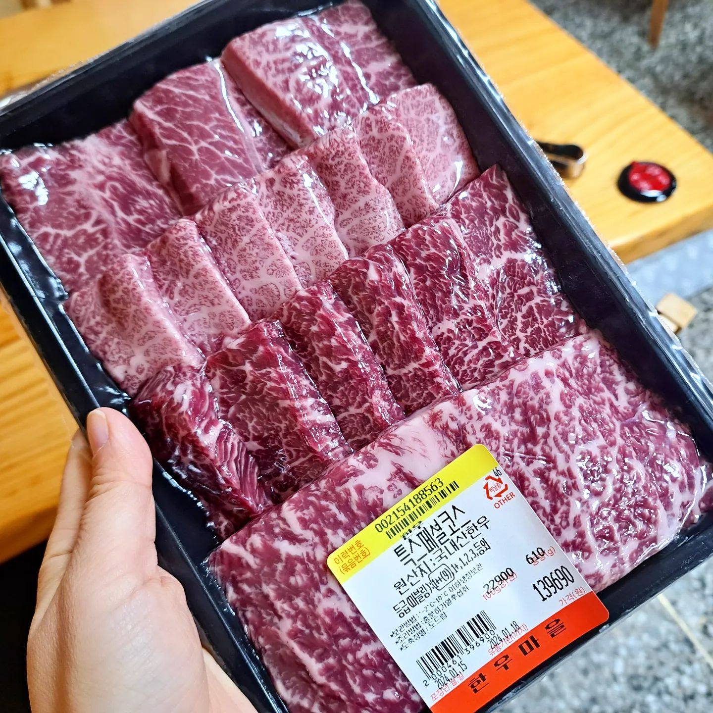 맛있는 한우를 가성비좋게 즐길 수 있는곳
#마장동축산시장
그 중에서도 매장에서 고기사서 바로 구워먹을 수 있는
#마장동한우마을 #정육식당 다녀왔어요
내가 원하는 부위의 소고기 골라서 바로 구워먹으니
말 그대로 입에서 어찌나 살살 녹던지~
이래서 다들 한우는 마장동으로 가나봐요

설날 앞두고 스킨진공 포장해 더 신선하게 즐길 수 있는
#한우선물세트 포장판매도 하는데요. 
정육식당이라 원하는 부위, 가격대로 맞출 수 있으니 관심있으신분들 문의해보세요

#한우마을
☎️02-2291-0292
⏰️11:00 ~ 22:00
서문공영주차장 주차1시간 할인권
미리 예약하면 육회는 서비스니 구워드실분 꼭 예약하세요

#마장동한우맛집 #마장동소고기맛집 #마장동소고기 #소고기맛집 #한우맛집 #한우정육식당맛집 #마장동맛집 #마장동소고기선물세트 #마장동한우선물세트 #마장동축산물시장 #소고기선물세트 #마장동축산물시장맛집 #한우투뿔전문점 #한우정육식당 #또먹고싶다