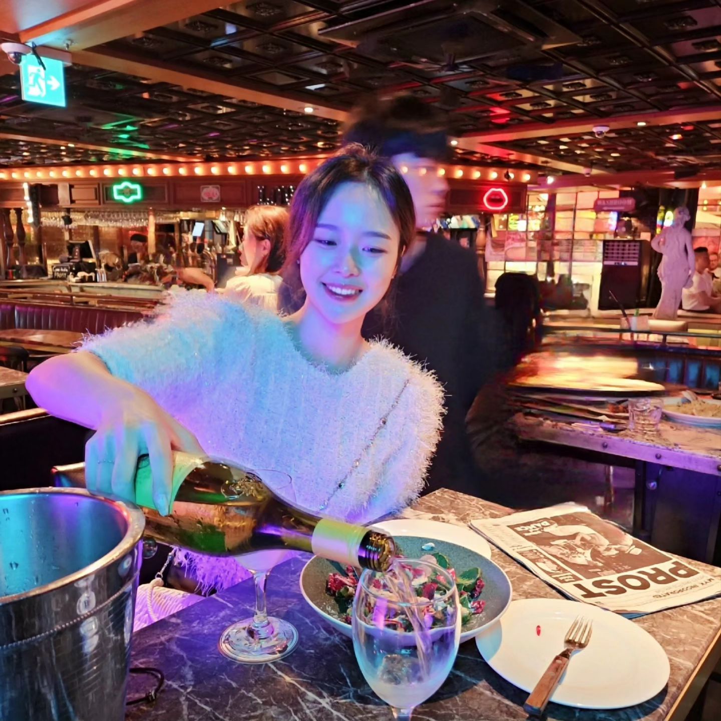 #협찬 

남편이랑 정말 오랜만에🥹
핫하디 핫하고 힙하디 힙한
무려 불금🔥의 이태원을 조지고 왔는데
알고보니 조져진 건 우리였어요.
토요일 좀비 둘 기어다님 🧟‍♂️🧟‍♀️

그도 그럴 것이, 걍 불금이 아니었그든여
이태원에 한 번이라도 간 적 있다면
모르는 사람은 없다는😎
핫플의 중심 #프로스트펍앤그릴
다녀온 거그든여!
집에 오니 새벽 3시였그든여..🫠

전 아직도 잊혀지질 않아요....
와인 반 병에 취한 남편의 속삭임...
'지유나 ... 오래간마내
나으 심장💓이 뛰게 해쥬어 고마오..'
🤣🤣🤣🤣

.

저한테 프로스트는..!
제 인생 절친🩷이 된 친구와
처음 친해진 곳이자(dabinee187)
첨 이태원 놀러간 날 갔던 펍이기도 하고
이래 저래 추억이 많은 곳인데
이렇게 또 가게 되니 얼마나 반갑던지🥰

예나 지금이나 분위기는 최고👍🏻
👉🏻 분위기 맛집인 줄 알고 갔다가
나도 몰래 빵디를 흔들게 되는 
빠운쓰 빠운쓰 음악🎵은 말할 것도 없고
👉🏻 음악 믹싱 맛집인 줄 알았는데
진짜 그냥 맛집이라는 게 찐임
👉🏻 와인, 맥주, 칵테일 주종 할 것 없이 맛있어서
종류별로 다 먹어줘야 하고(?)
👉🏻 또 다 어울리는 안주가 넘 많고 맛나서
먹다보면 살 찔 것 같은데
또 음악에 나를 맡겨 흔들면 살 빠짐🕺
ㅋㅋㅋㅋㅋㅋㅋㅋㅋㅋㅋㅋ😂
👉🏻 tmi. 수제버거가 찐 맛도립니다..!

저의 픽은 연어 샐러드! (사진 🈶️)
부드럽고 맛있고 양까지 혜자라
정신 차리면 잔 막 비우고 있더라고요..!

나는 바빠서 불금 불토 즐길 시간 없다?! 
ㄴㄴ 걱정 붙들어 매시고
👉🏻 프로스트는 1년 365일 활짝 오픈!

어디 한 번 저랑 빵디 흔들러 가실라우?💃🕺

#이태원 #프로스트 #이태원라운지바 #이태원펍 #이태원맛집 #이태원핫플레이스 #이태원데이트 #이태원라운지 #이태원바