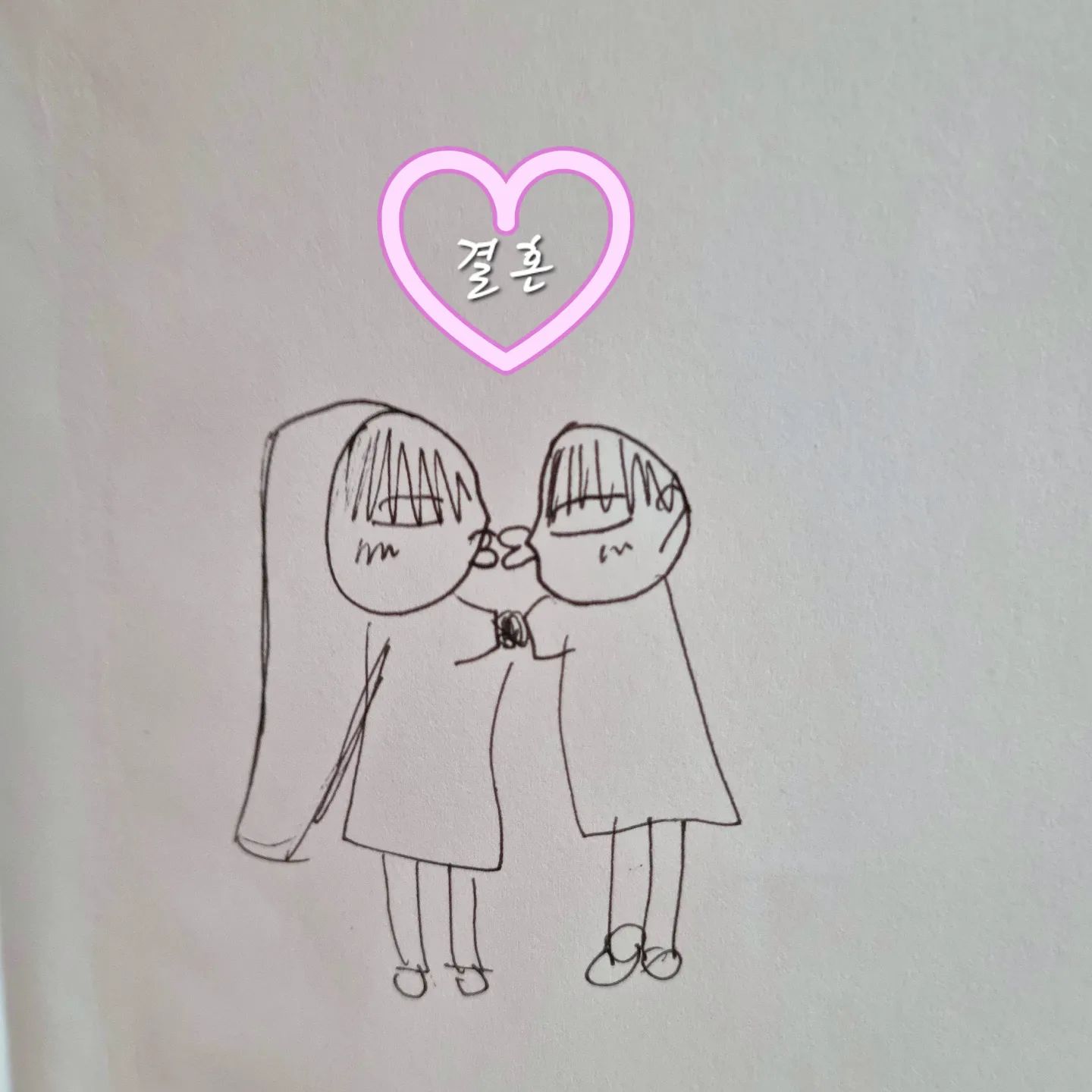 :: 결혼기념일
결혼기념일 이야기해주니 첫째따님이 그려준 그림 ㅋㅋ

그런데...

엄마, 아빠가 이렇게 생겼니? ㅋ

둘이 째려보고 있는 것처럼 보이는데... 기분탓이겠지? ㅋ

#즐거운 #10월
#결혼기념일 #결혼스타그램