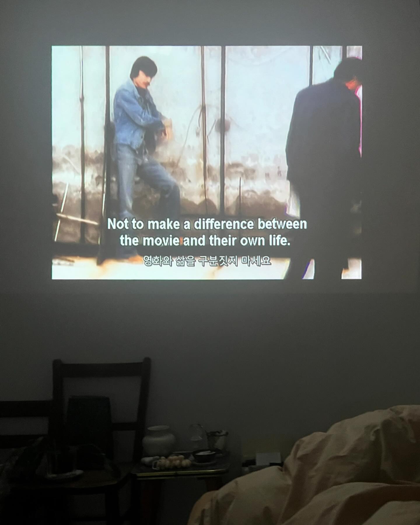 -
1.
나는 자연스러움을 추구하지 않는다.
그것을 가지려는 동시에 부자연스러워지기 때문이다.
​
2.
그렇다고 자연스러움을 거부하는 것이 아니다.
자연스러움만이 궁극적으로 내가 바라는 최종의 것이다. 부자연스러운 강박의 과정 마저도 그 순간 내가 원하는 것이며, 그것을 타협할 수 없는 것이 나라면 나는 나를 받아들일 수밖에 없다. 나는 나를 타자화 시킬 수 없기 때문이다.
​
3.
타인은 나를 떠나겠지만 나는 나를 떠날 수 없다.
그 사실이 고통으로 남는다.
​
4.
내 안에 가능성을 알고 그 끝을 믿어주는 사람 곁에 있고 싶다.
​
5.
나는 이상적이나 현실의 파괴를 바랄만큼 멍청한 사람은 아니다. 확신을 찾을 뿐이다. 그것을 주기만 한다면 강박으로부터 해방을 선사해준 이에게 무엇이든 못할 것이 없다.
그것이 비현실적이며 매우 희생적일지라도.

2016년의 메모