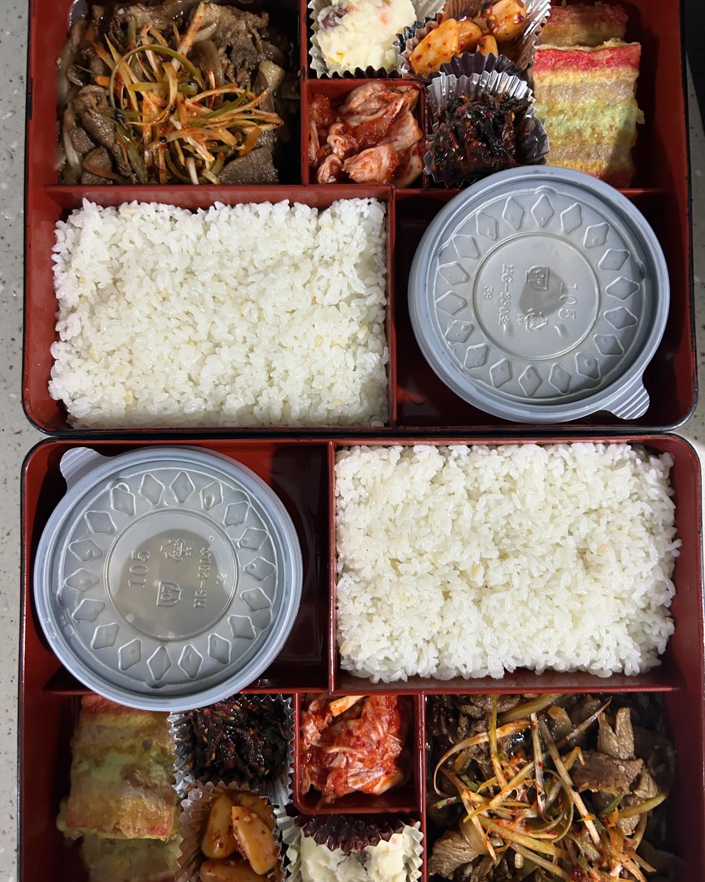 #대구점심도시락 #맛짱도시락 !
요즘 쌤들이랑 매일 도시락 싸와서 먹곤 하는데
막상 귀찮을때가 많아서 #대구직장인도시락 주문해봤어요 ㅎㅎ

2인부터 배달 가능한데 저희는 4명이라 딱이었구 
사무실,병원,회사 등 사업장만 전문으로 하는 업체라
더 퀄리티 믿음직스러웠어요 🩷

매일 달라지는 식단에 밥+국+반찬은 물론 
약간의 사이드(샐러드 등)도 늘 곁들여져서 맘에들었고
양도 푸짐한데다 가성비 짱 !

배달료 없이 수거까지 가능하니 #대구도시락배달 안 시킬 이유가 없네용 :)

#대구배달도시락 #대구정기도시락 #대구점심배달 #대구월도시락#대구월식사 #월도시락 #식단 #다이어터 #직장인스타그램 #직장인 #소통 #대구 #부산 #데일리 #먹스타 #먹스타그램 #먹팔 #먹팔해요 #먹팔맞팔 #선팔 #맞팔 #일상소통 #일상 #좋튀 #좋반
