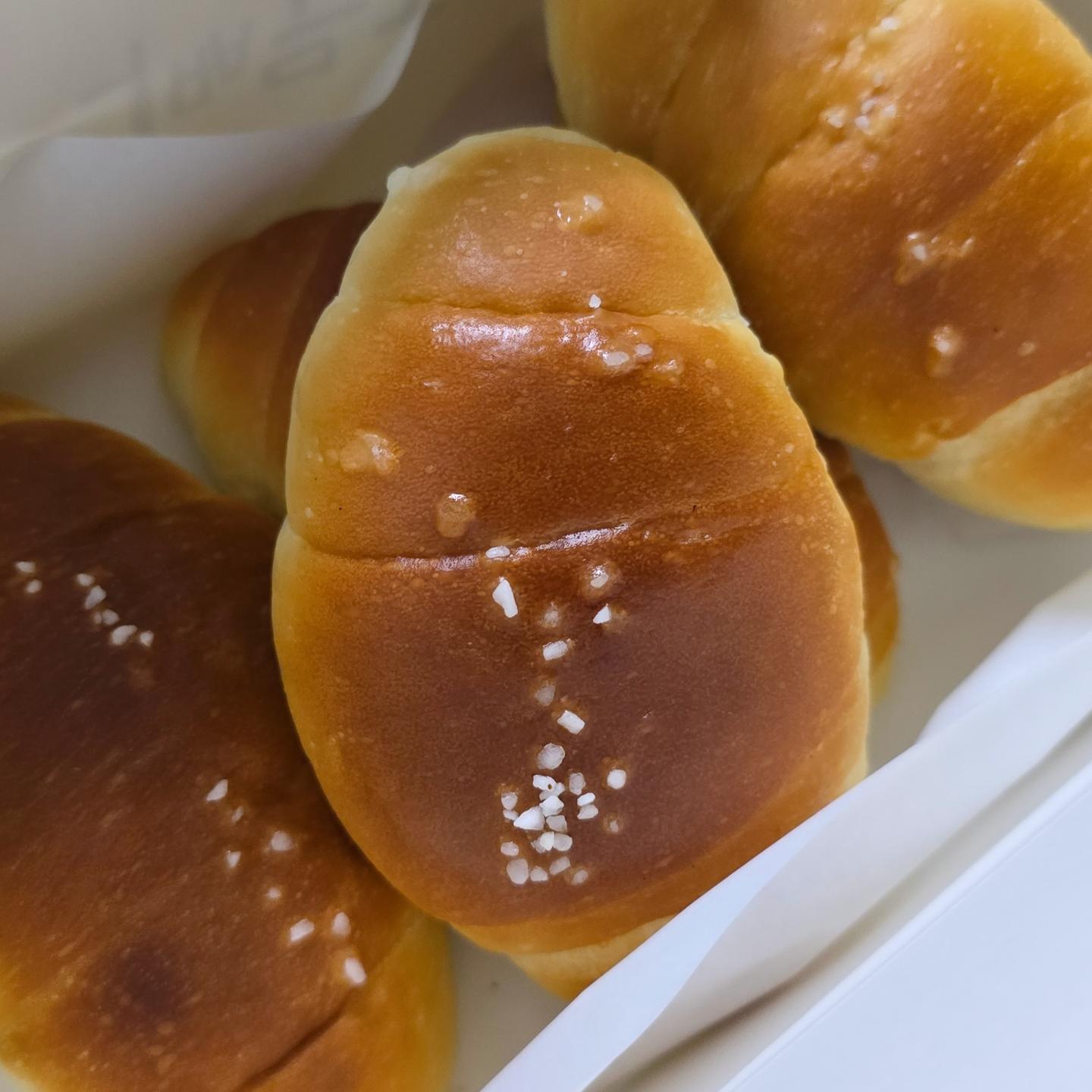 🥐
아픈게 나으니까 컨디션도 좋아지고
기분도 최고로 좋아지네요!

전 정신적으로 다운되면 몸이 아픈 것보다
체력이 안 좋으니 모든게 다운되는 게 큰 것 같아서
헬스를 시작하려 합니다.
주2회라도 헬스장 가는게 목표
의지가 약한 저에게는 이것도 큰 도전이어라~

운동 얘기하며 빵사진 올리고 있지만
여기 소금빵 맛있어요ㅋ
멀리가서 사다 준 정성에 더 큰 복이 더해지길,,,🙏🏻

#홍종흔베이커리 #소금빵