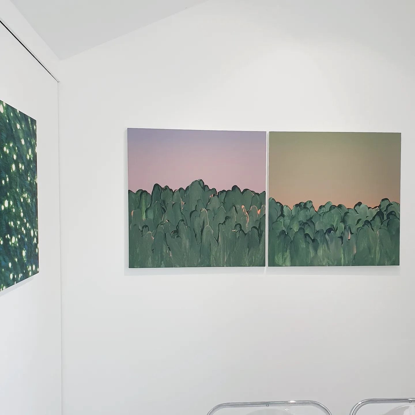 어제는 사랑하는 언니 
진풀작가의 전시를 보고 왔다
(jinpul_artworks)최근 일년 가까이
정신없이 바쁜 남편의 시간에 맞춰 지내느라
얼른 우리가족에게 잔잔한 일상이
돌아오면 좋겠다 이야기 했는데
천천히 반복해 쌓아올린 언니의 고요한
작품 앞에서 비로소 마음의 평안을
되찾았다.

좋았던 작업은
반짝이는 빛을 머금은 윤슬같기도,
수많은 반딧불이 모여 반짝이는 순간 같기도 한
아련한 풍경,
수많은 붓질로 다채로운 색을 
겹겹히 쌓아올린 현실 너머의 세계는 
언니처럼 설명할 수 없는 따스함이 베어있어
좋았다.
.
올 봄은 아무래도 벚꽃을 보지 못할것 같다며
아쉬워하던 남편과 꽃구경도 하고❤️
.
전시는 서초동 나리화랑에서 5월3일까지
전시관람은 gallery_naree 
.
.
.
#진풀작가#개인전#DeepSleep
#나리화랑#오랜만에#마음산책