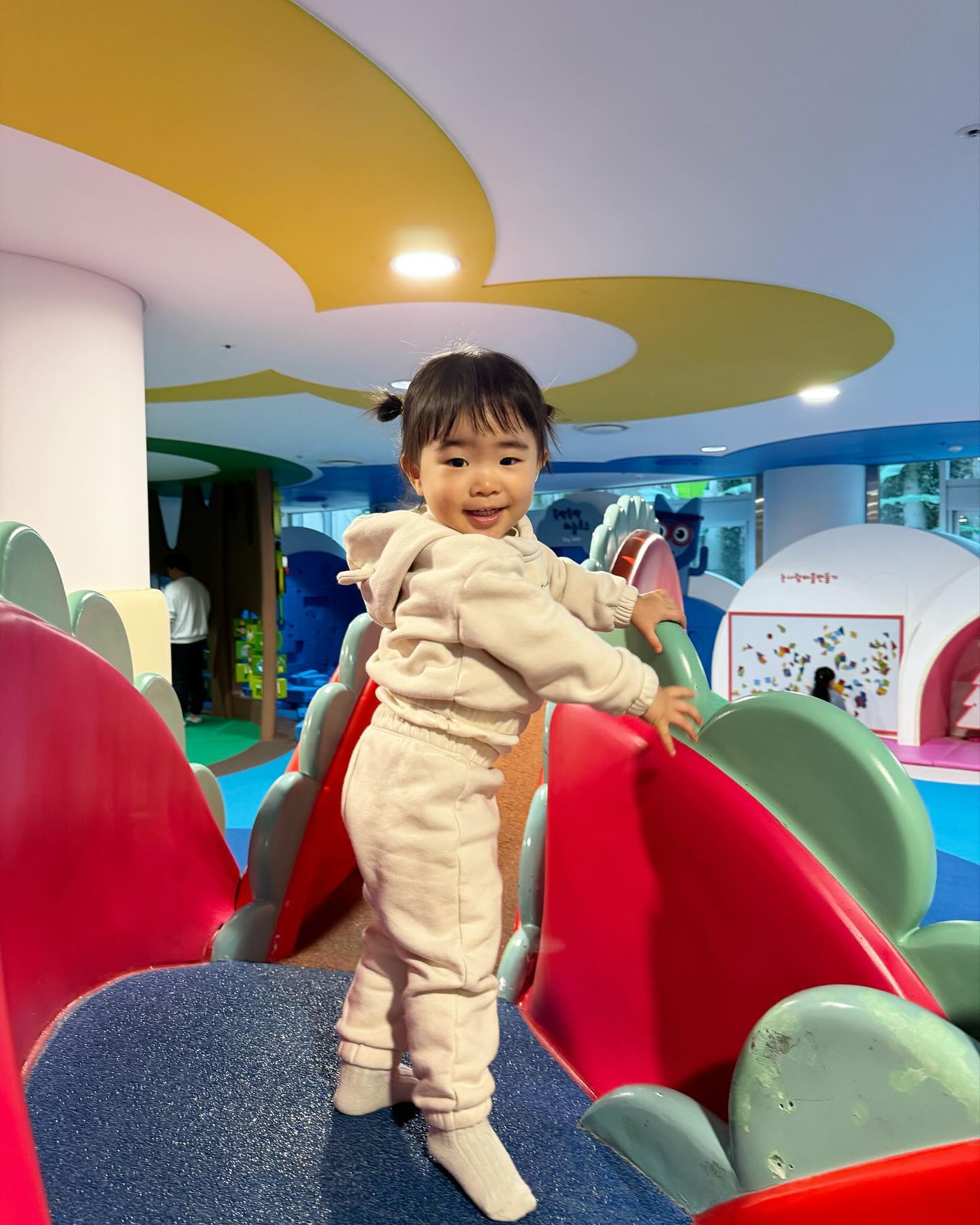 오늘 하루도 재밌었지?😘 “녜~~” 👶🏻
오랜만에 아문당가서 신나게 놀고~
매월농장가서 오리고기 뿌시고✌️
빠른 육퇴를 할 줄 알았지만 집에 와서도 텐션 업 ㅋㅋ
오늘도 자~~알 놀았다!
#19개월아기 #오늘도사랑해