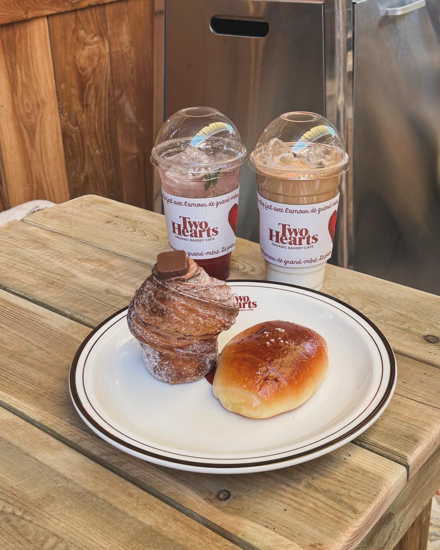 📍의정부 투하츠베이커리
유럽 감성 한스푼❤️

테이블링으로 웨이팅 하는 카페☕️
건물 자체부터 이쁘고 포토존까지 감성적인 곳!
분위기가 다했다🤍

#투하츠베이커리 #의정부힙한카페 #의정부대형카페 #의정부베이커리카페 #투하츠 #의정부투하츠베이커리