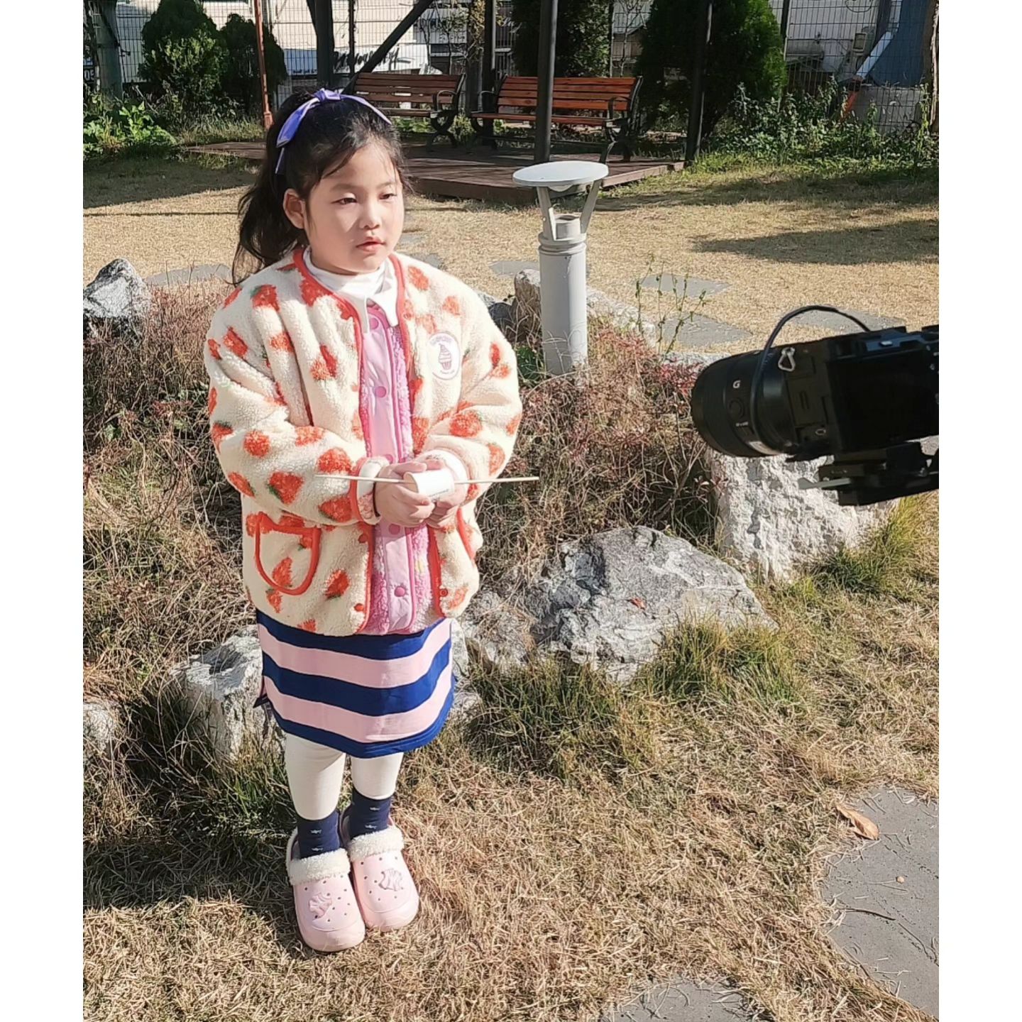 딸래미가 너무너무 기대했던 촬영, ㅋㅋ ㅋㅋ ㅋㅋ 
이유는 단 하나! 
좋아하는거 먹을 수 있었던거라/ 
#ㅋㅋㅋㅋㅋ 
 
#좋았니 #맛있었니 
혼자 다 먹었더라...... 
 
이번에도 너무 잘했옹 👏 👏 👏 
 
타이밍 맞추기 진짜 어려웠던 촬영이다보니 
여러번 시도 끝에! 
마지막으로 한번만 더 해보자했는데, 
진짜 쪼꼼 살짝 찔리고 
리얼로 마무리된 촬영 🎥 
 
하하핫 😂😂😂
다경이 빼고 모두가 놀랐 😲
정작 본인은 깔깔깔 웃고 ㅋㅋ ㅋㅋ ㅋㅋ 
 
역시나 알 수 없는 너 👍
 
#캠페인 #캠페인광고 
#꺾어버려 #commingsoon 
#너의꿈을응원해 
#아역배우 #키즈배우
