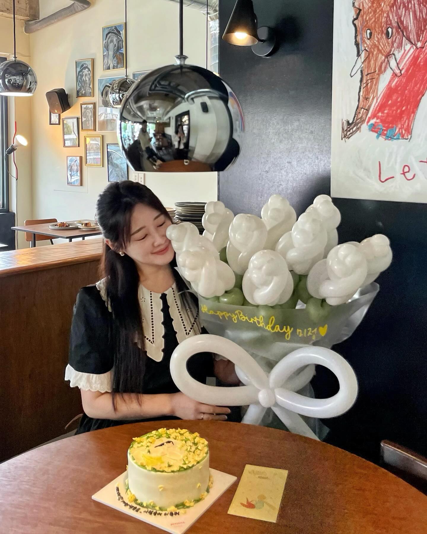 봄에 태어난 나와 딱 어울리는 케이크..💛💚
센스 최고 !! 기분 좋아 제일 좋아
도착하기전에 요리조리 사진 찍는 친구들 모습이
왜이렇게 귀여운걸까.. ㅋㅋㅋㅋㅋㅋ
이래저래 열심히는 찍었지만 … 🤭

레터링 찰떡이쟈나..
엄마 좀 놀자, 리호는 좀 쉬어 

아직 엄마 생일 안 끝났거든 ….🙈

#생일주간 
#드디어엄마지분 #늘어간다