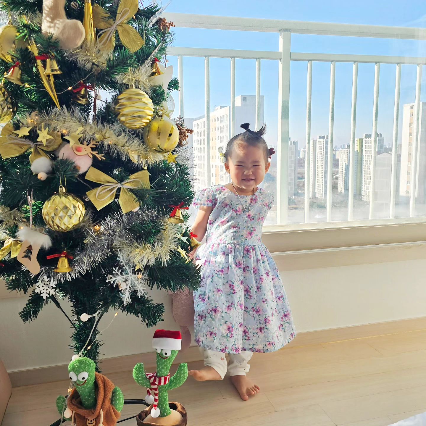 🎄

한달째 아파서 집콕중인 둘찌
아픈거 맞나싶은 장난꾸러기..ㅋ

울집 장꾸들 맨날울고찡깡인데
맨날 선물받누..

이모 사랑해요...🫶
#49개월아들 
#23개월딸 
#남매일상 
#통통이햇살이
#고사리손